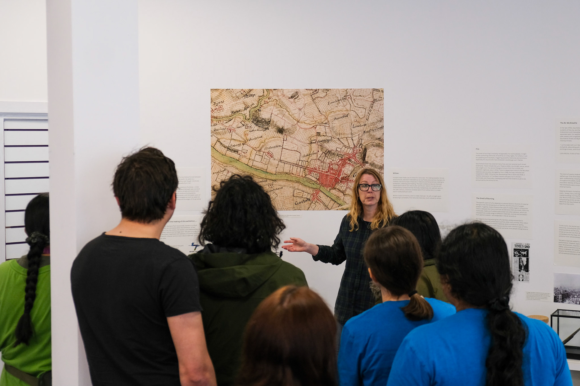 Client: Explorathon, Glasgow – an event organiser talking to a crowd