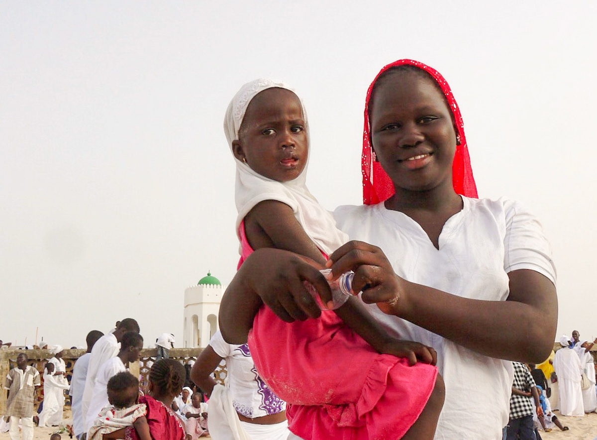 JEUNE FEMME ET SON ENFANT YOFF PLAGE