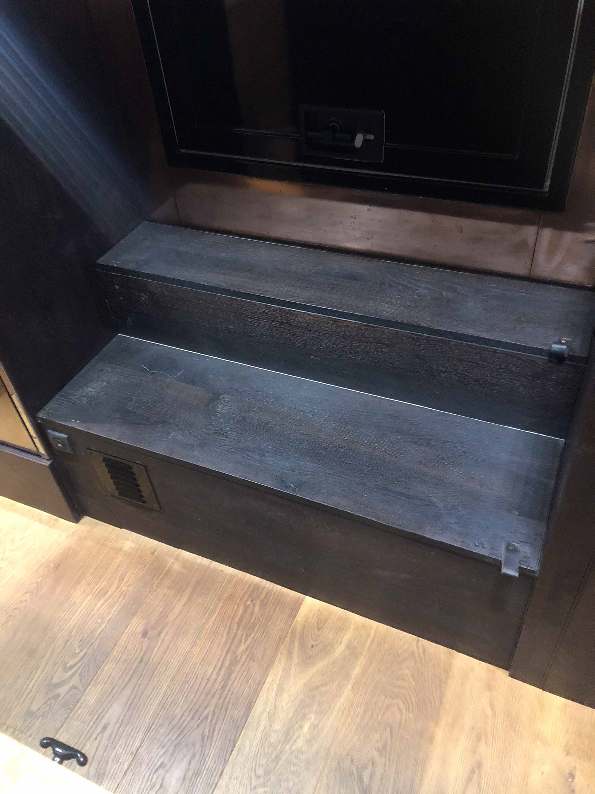 Storage compartment in both benches