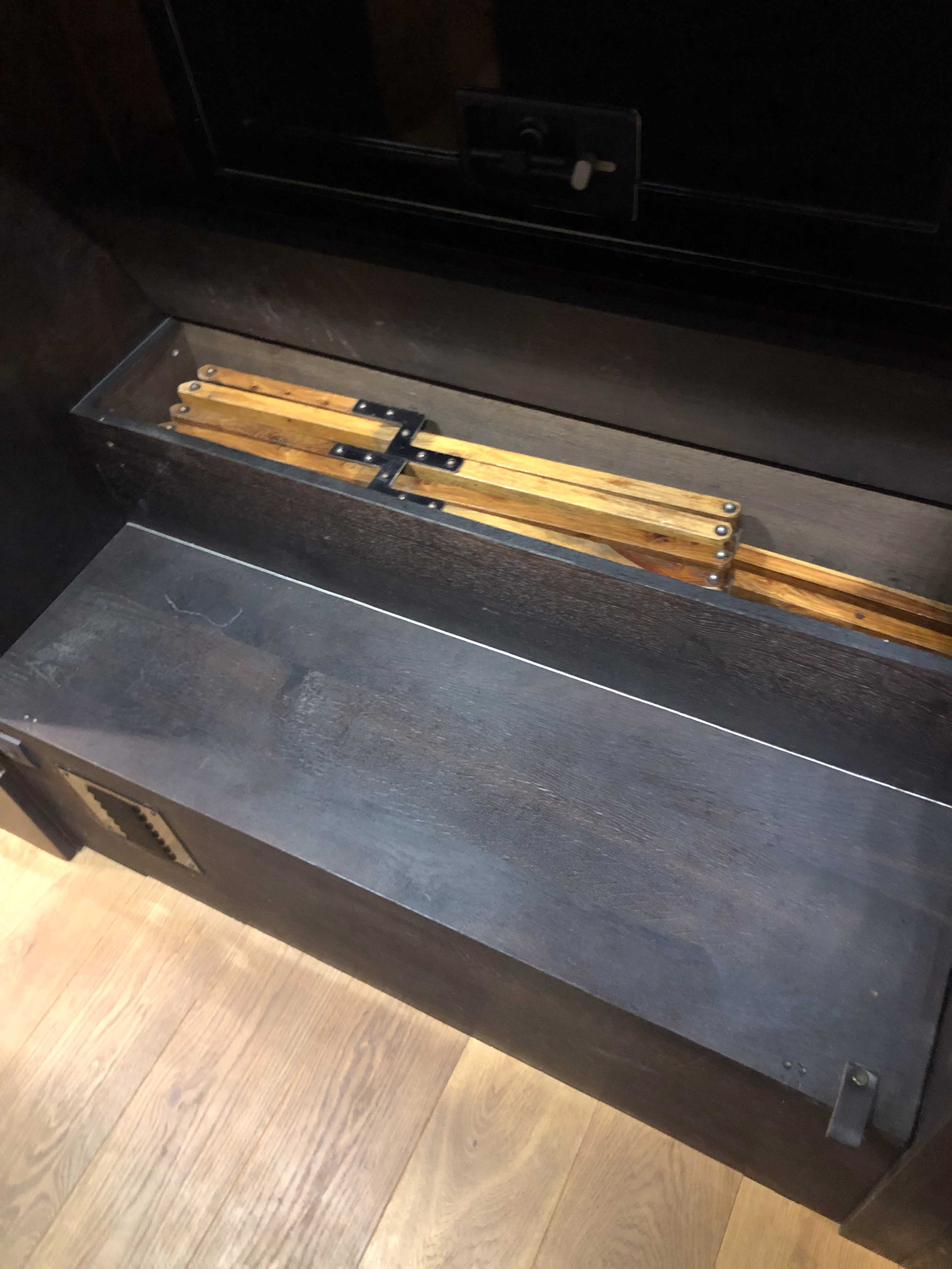Storage compartment in both benches