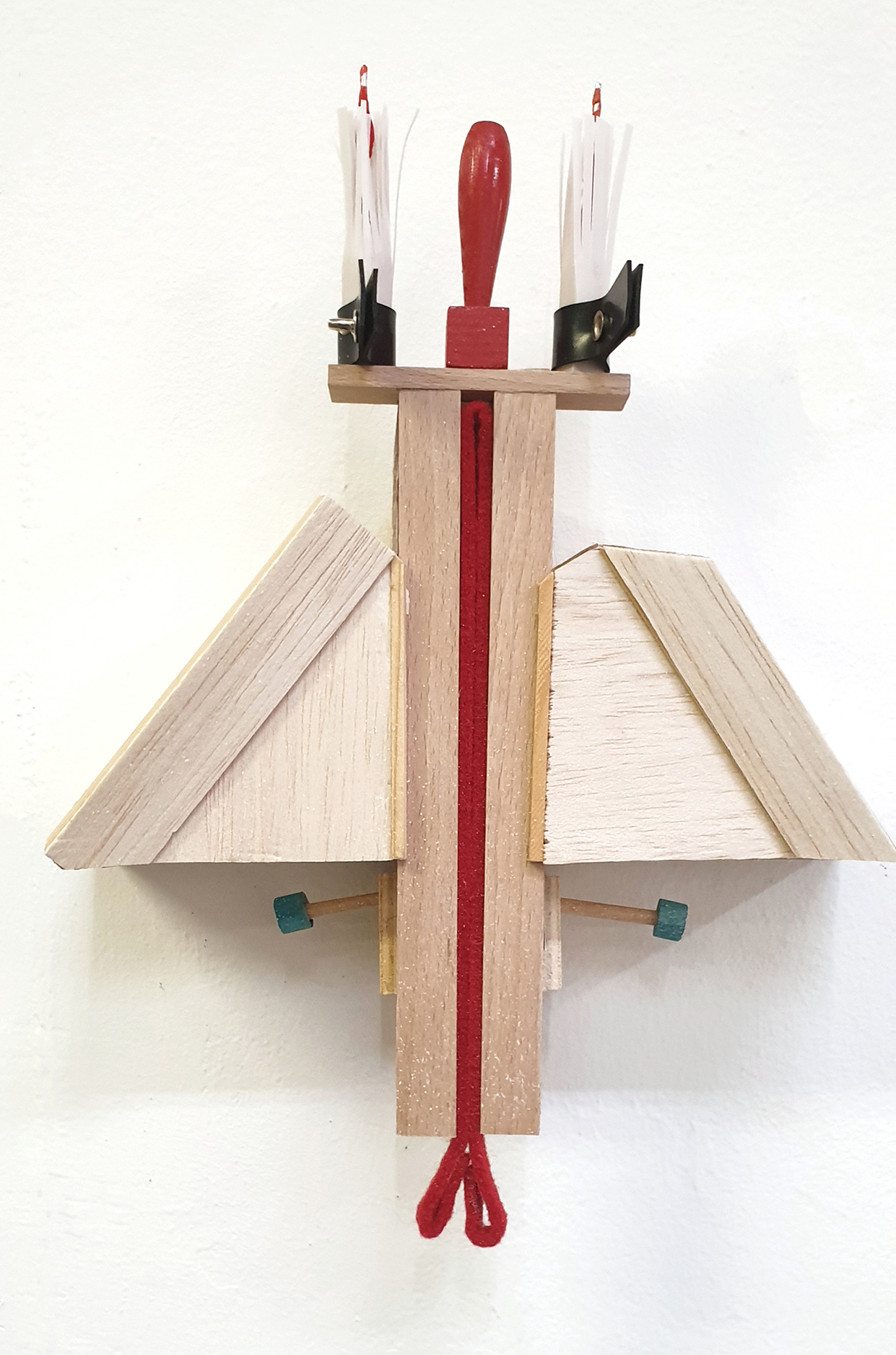Zwiespalt, 2020 Holz, Papier, Gummi, Metall 36 x 28 x 15 cm