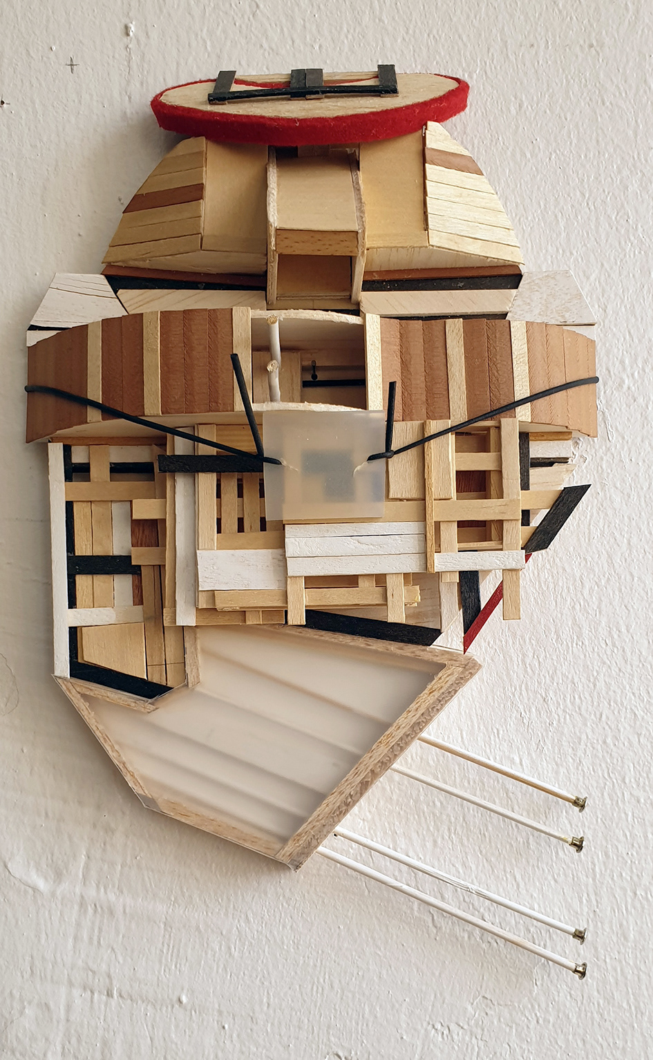 Klappe auf und zu, 2019 Holz, Kunststoff, Gummi 27 x 18 x 6 cm