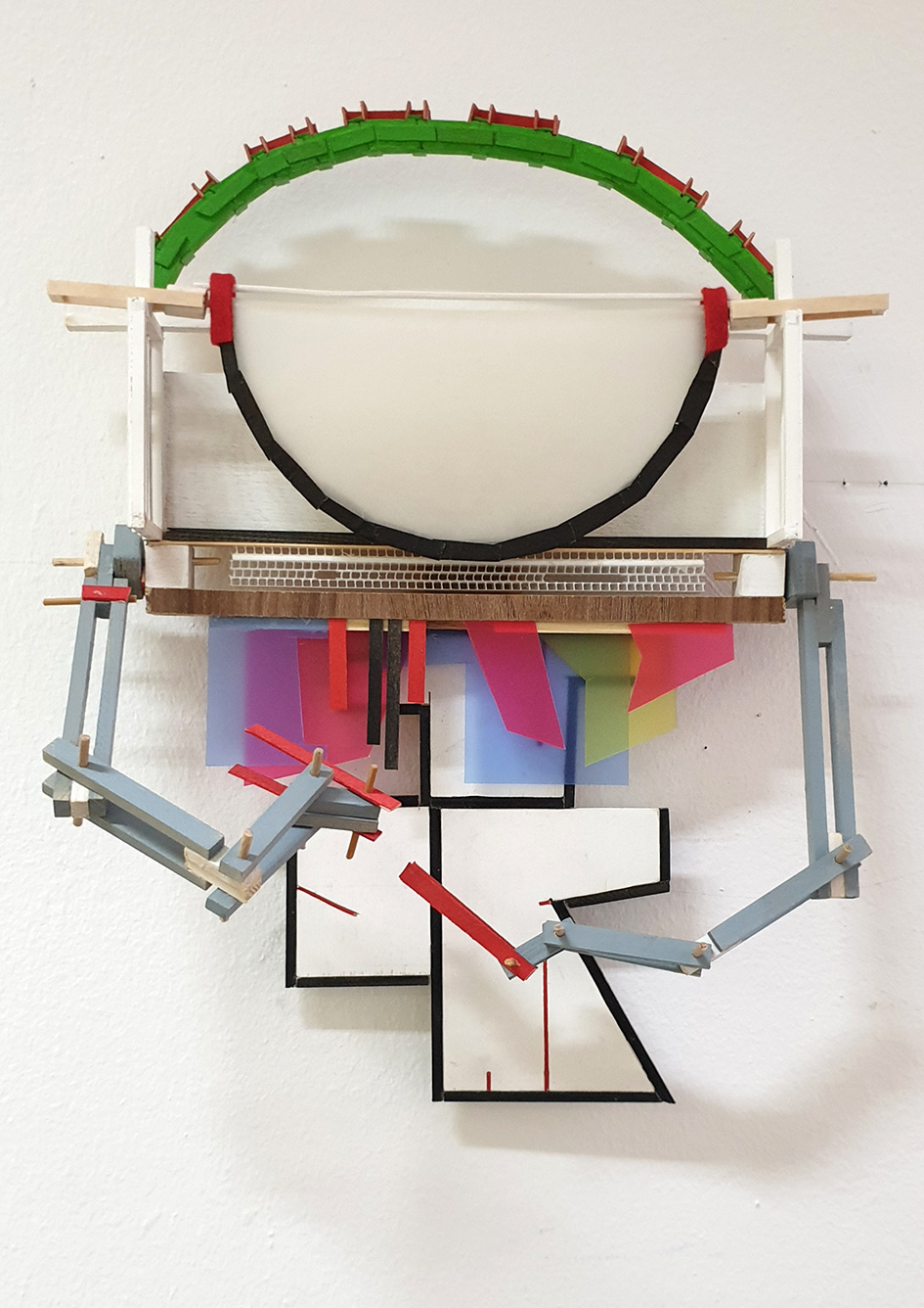 Aufgezogen, 2019 Holz, Kunststoff, 36 x 28 x 15 cm