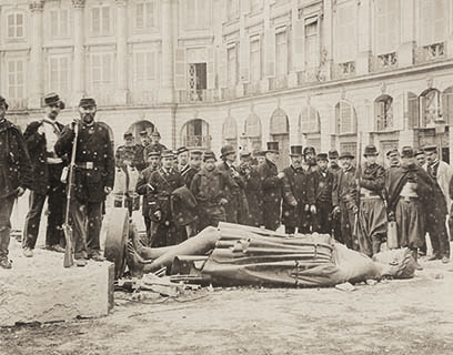 Bruno Braquehais, Colonne Vendôme, statue de Napoléon, 16 mai 1871.  ©AD/ARTS