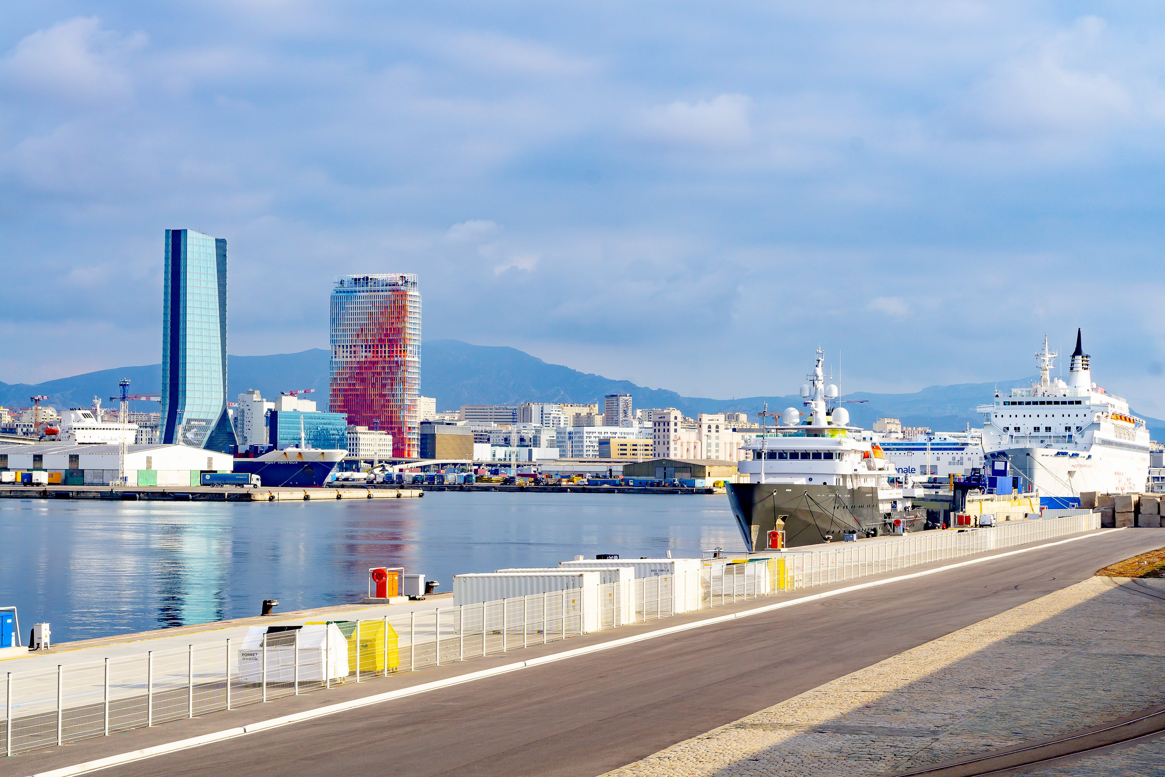 La Tour CMA-CGM de 145m réalisée par l’architecte Zaha Hadid en 2011 (bleu), La Tour de La Marseillaise de 135m réalisée par l’architecte Jean Nouvel en 2018 (rouge)