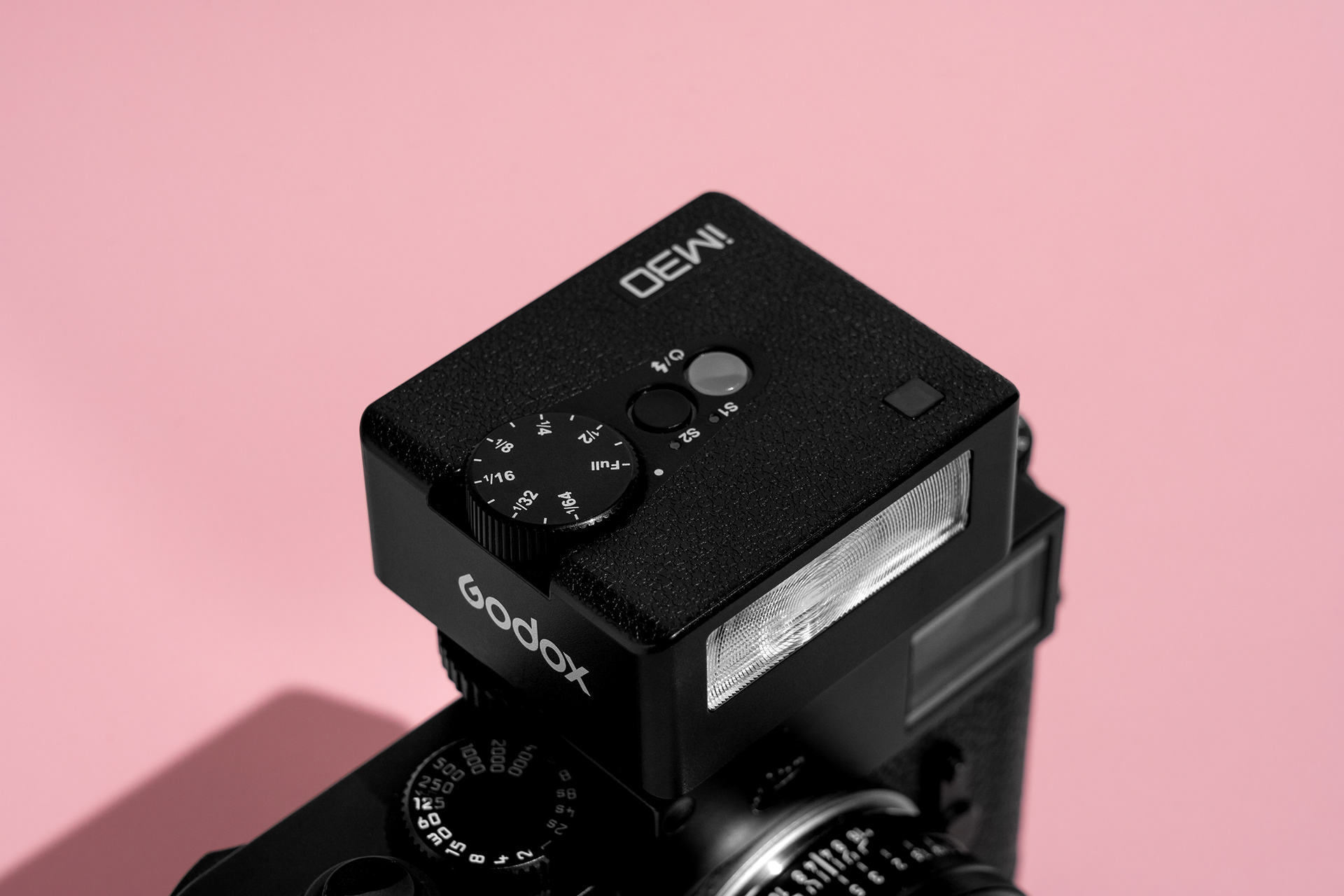 Detailaufnahme eines Blitz im30 von Godox auf der Kamera in der Produktfotografie in Nürnberg