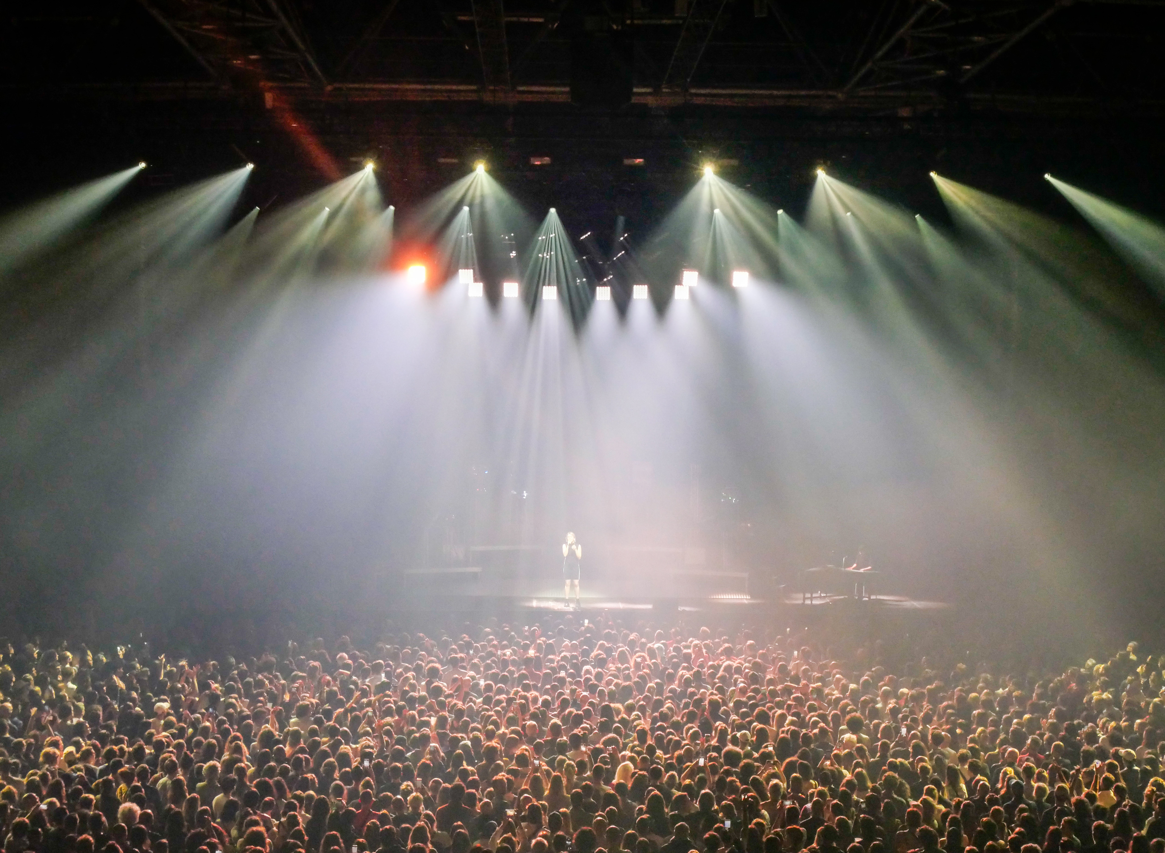 Mars 2024 : Concert de Zaho de Sagazan au Zénith de Paris . Lumix, 12-32mm; f/5,6, 1/30, Iso 3200.