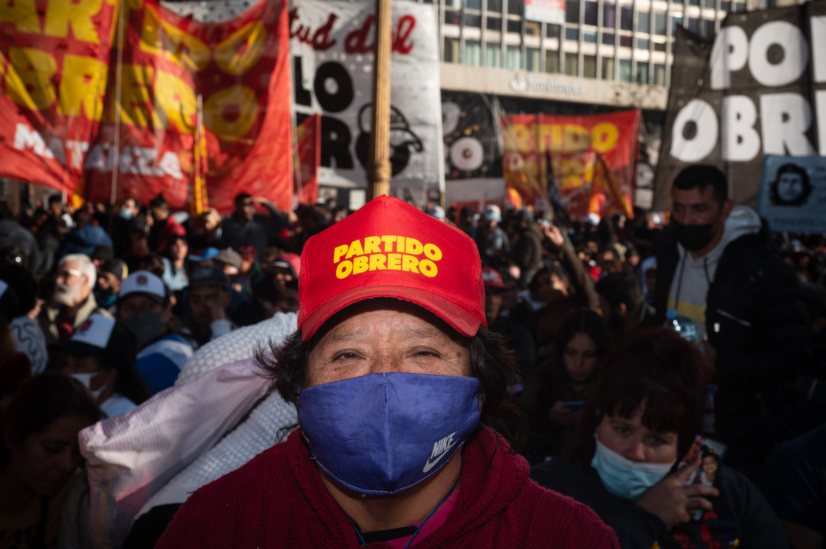 Trabajadores y trabajadoras de distintas organizaciones sindicales y políticas se congregan sobre la avenida 9 de Julio para conmemorar el día internacional de los trabajadores, en CABA, Argentina, el 1ero de mayo de 2022. FOTO/Igor Wagner