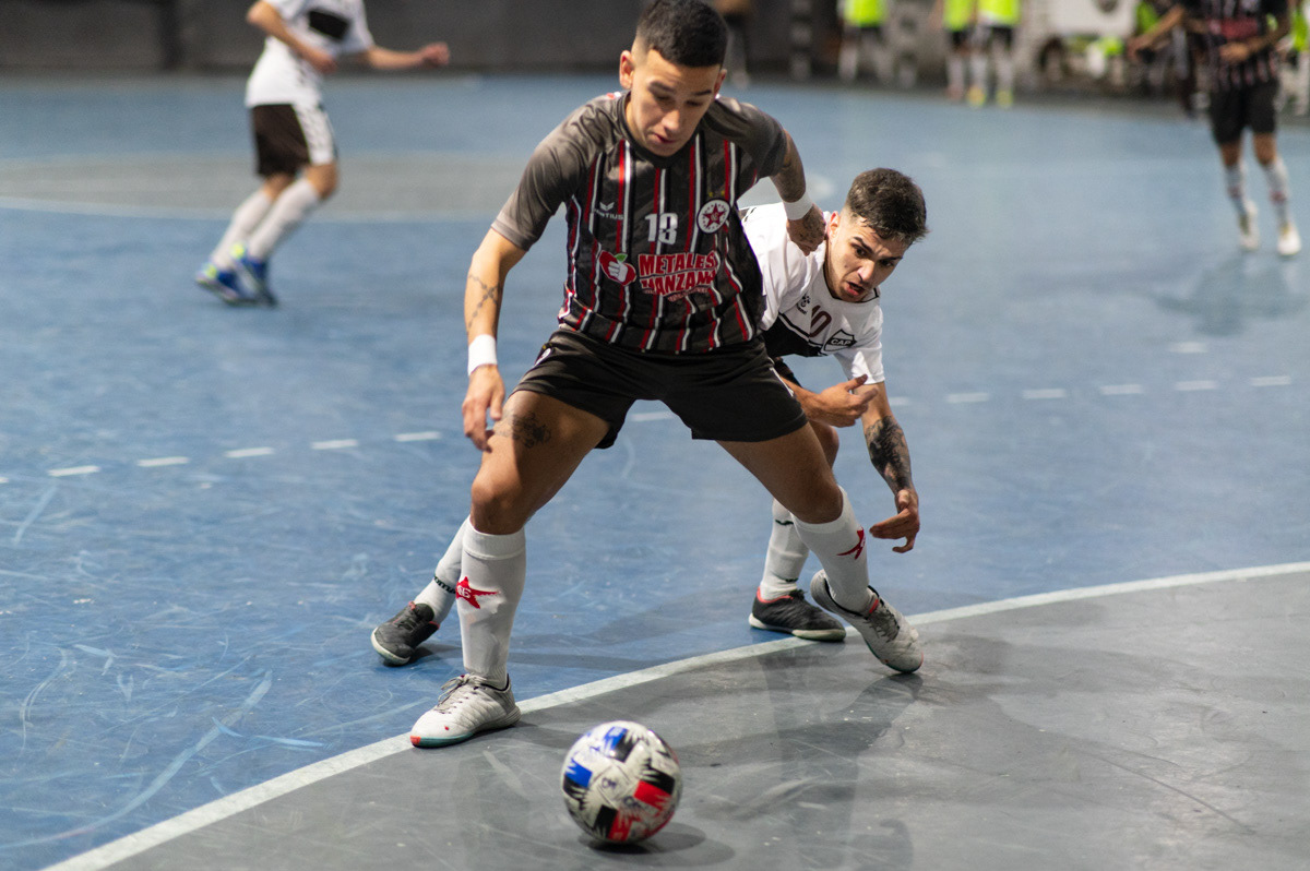 Dos jugadores se disputan la pelota, Buenos Aires, Argentina, el 11 de junio de 2022. FOTO/Igor Wagner  Los equipos Club Atlético Platense (CAP) y Nueva Estrella se enfrentan en la fecha 13 de Liga Nacional de Futsal Argentina (LNFA) en el predio Ciudad de Vicente López.