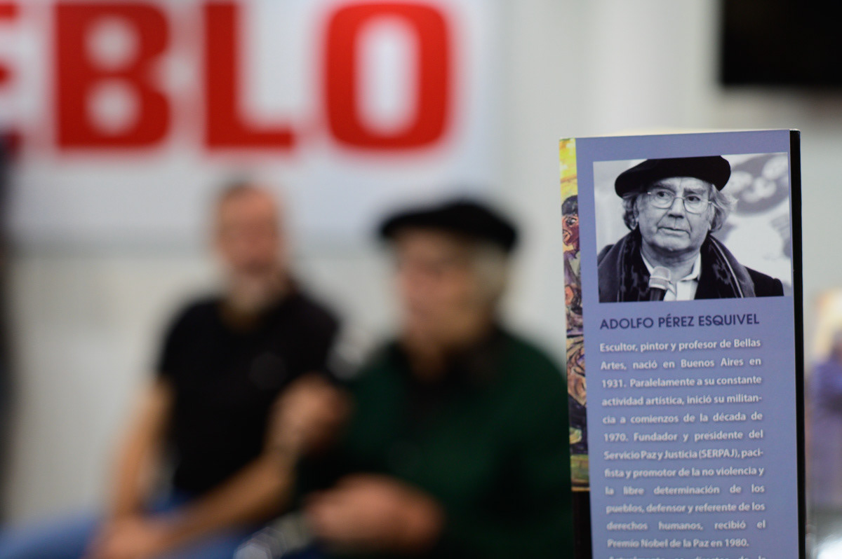 Adolfo Pérez Esquivel, Premio Nobel de la Paz presenta su libro "La otra mirada" en la caseta de la Asociación Trabajadores del Estado (ATE) junto a Stella Calloni (Escritora) y Rodolfo Aguiar (Secretario General de ATE) en la  46° Feria Internacional del Libro de Buenos Aires, en la CABA, Argentina, el 10 de mayo de 2022. El libro relata parte de lo que han sido sus vivencias personales a lo largo de su trayectoria como militante de los DDHH desde la perspectiva de lo que él denomina “su mundo”. FOTO/Igor Wagner