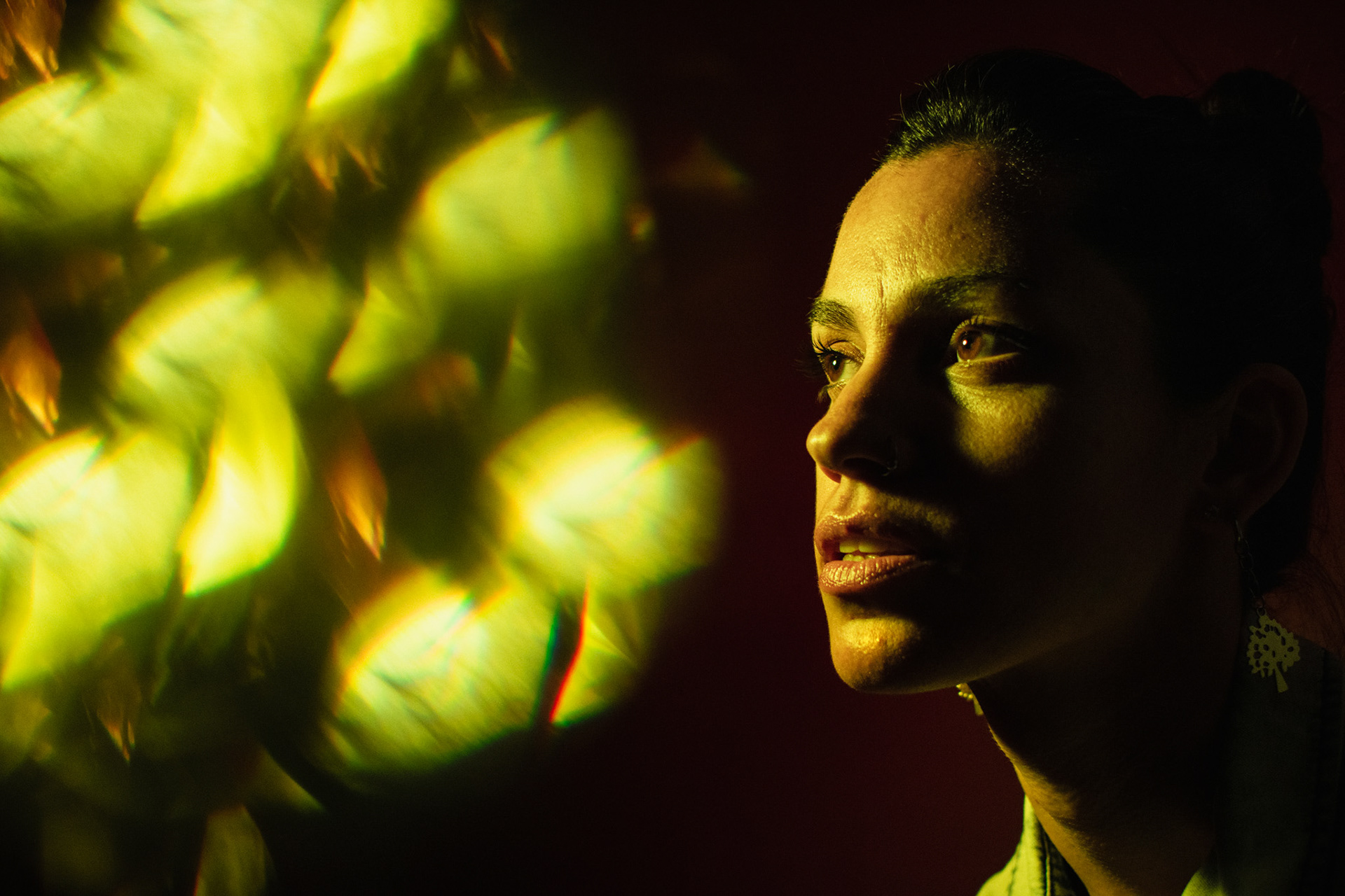 Retrato en estudio con luz continua y geles de colores. Modelo: Julia Camino. FOTO/Igor Wagner