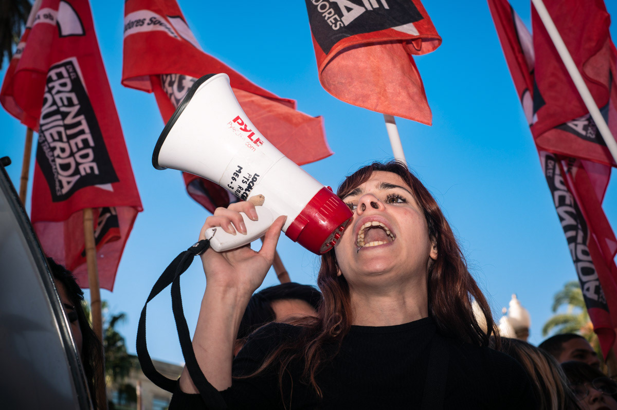 Trabajadores y trabajadoras de distintas organizaciones sindicales y políticas se congregan sobre la avenida 9 de Julio para conmemorar el día internacional de los trabajadores, en CABA, Argentina, el 1ero de mayo de 2022. FOTO/Igor Wagner