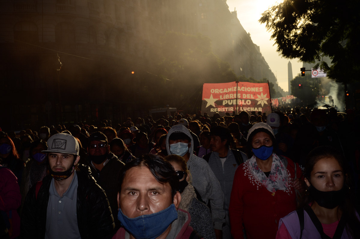 Un grupo de manifestantes de la agrupación Organizaciones Libres del Pueblo Resistir y Luchar (OLP-RL) participa de la Marcha Federal Piquetera organizada por la Unidad Piquetera (UP) en reclamo por "trabajo, aumento salarial y contra la miseria" en Plaza de Mayo, CABA, Argentina, el 12 de mayo de 2022. FOTO/Igor Wagner 