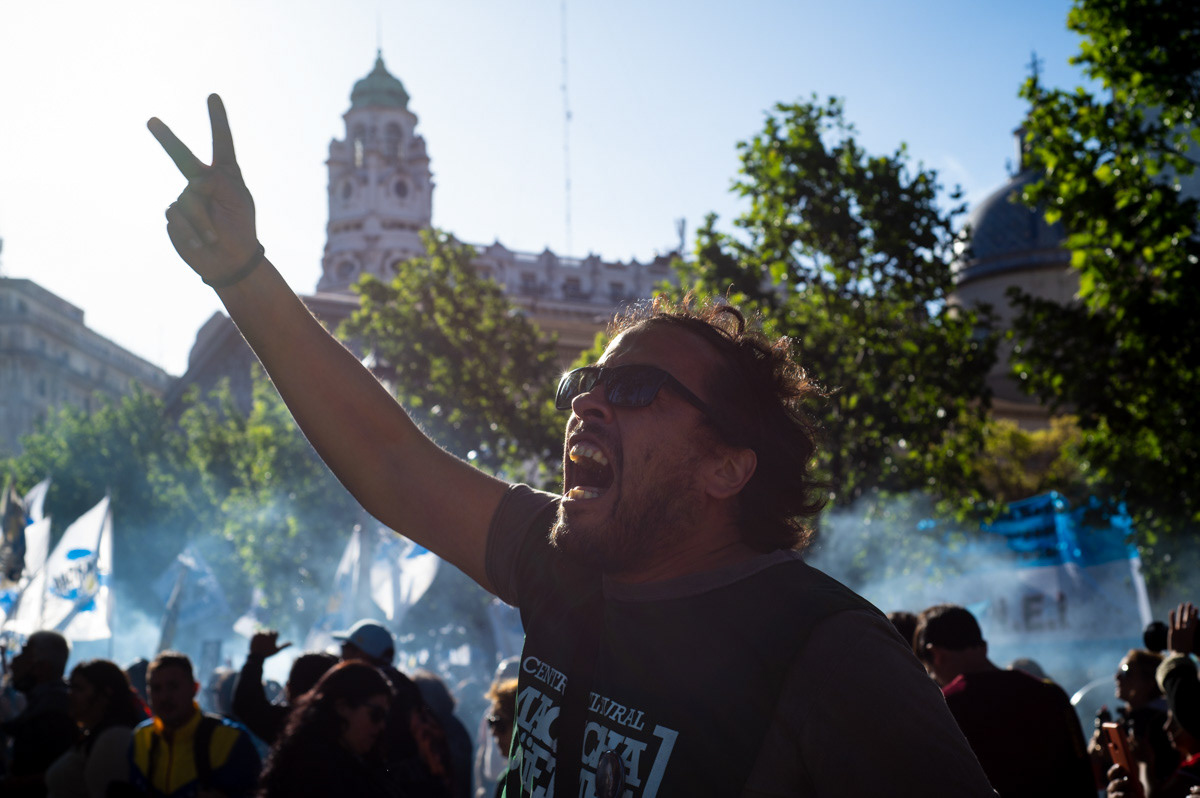 Un hombre participa de la convocatoria colectiva del Día de la Lealtad Peronista en Plaza de Mayo, CABA, Argentina, el 17 de octubre de 2022. FOTO/Igor Wagner