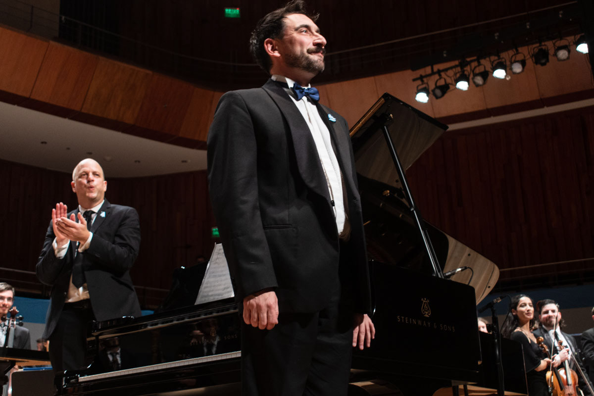 Francisco Varela (I), director y Antonio Formaro (D), pianista, junto a la Sinfónica Juvenil Nacional José de San Martin tocan en vivo piezas nacionales en homenaje al Día de la Patria, en el Auditorio Nacional del Centro Cultural Kirchner (CCK), CABA, Argentina, el 25 de mayo de 2022. FOTO/Igor Wagner