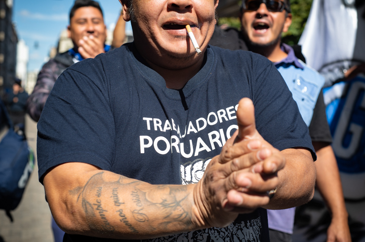 Un grupo de trabajadores portuarios reclama frente al ministerio de Economía la reapertura y normalización de la terminal 5 del puerto de Buenos Aires, en CABA, Argentina, el 13 de abril de 2022. FOTO/Igor Wagner