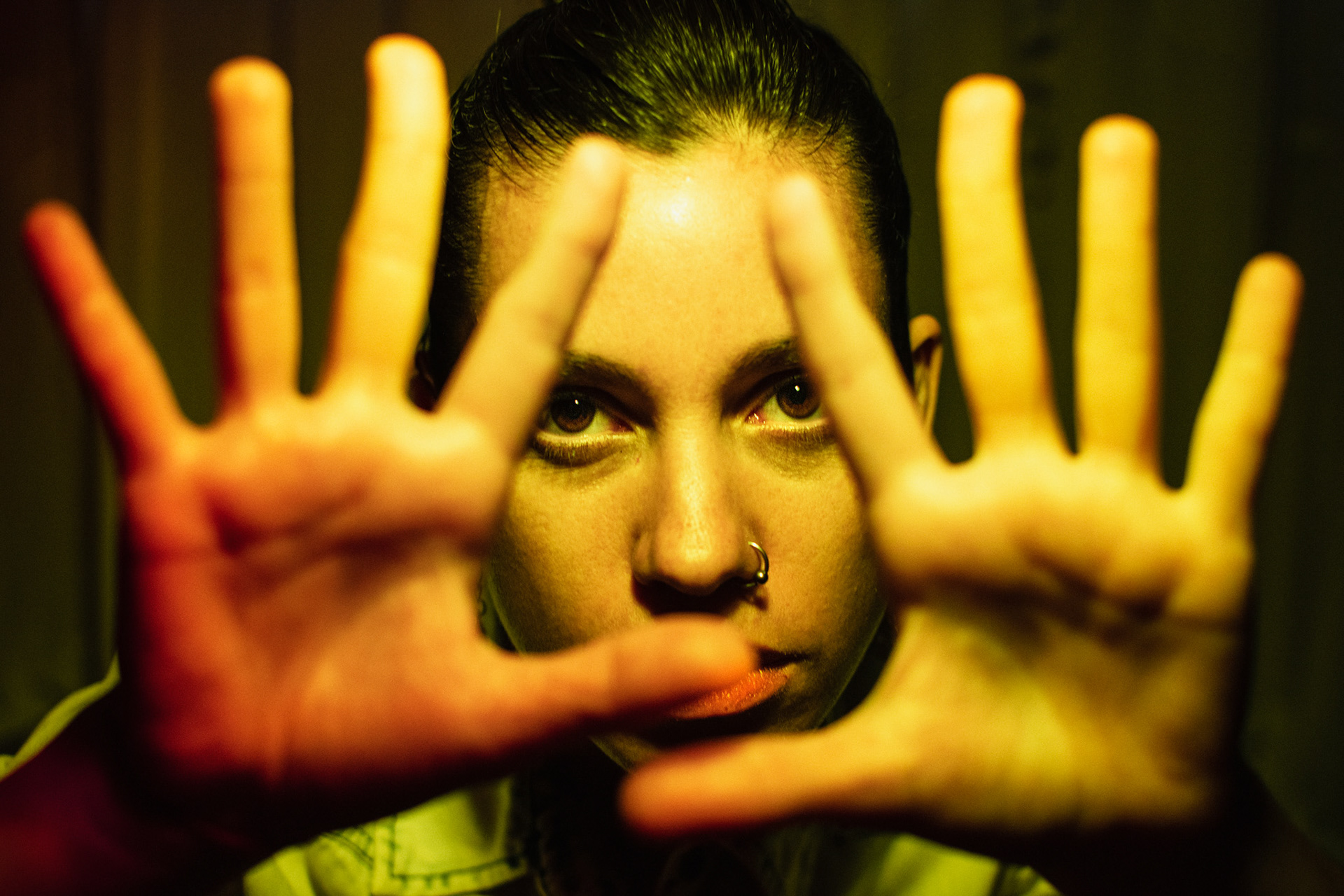 Retrato en estudio con luz continua y geles de colores. Modelo: Julia Camino. FOTO/Igor Wagner