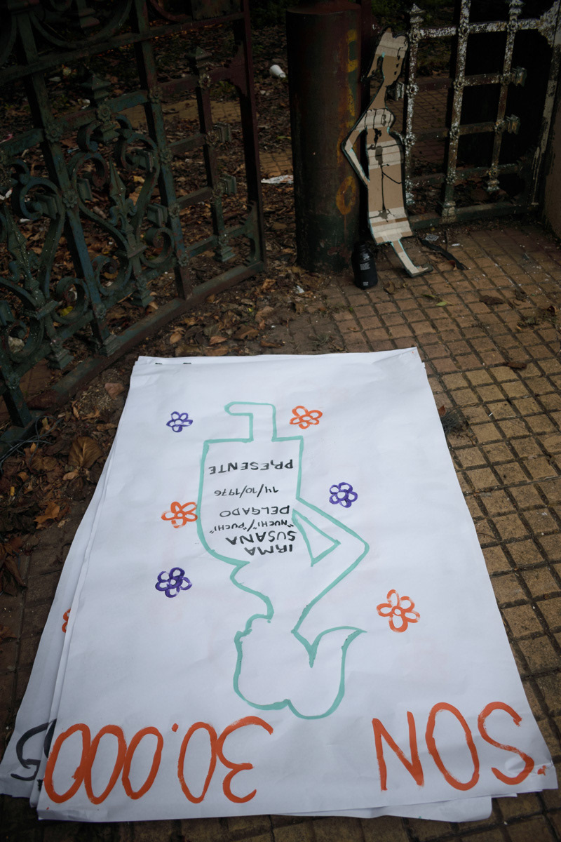 Confección de afiches con las siluetas de los desaparecidos en el marco del día de la memoria, en Béccar, Buenos Aires, Argentina, el 20 de marzo de 2022. FOTO/Igor Wagner