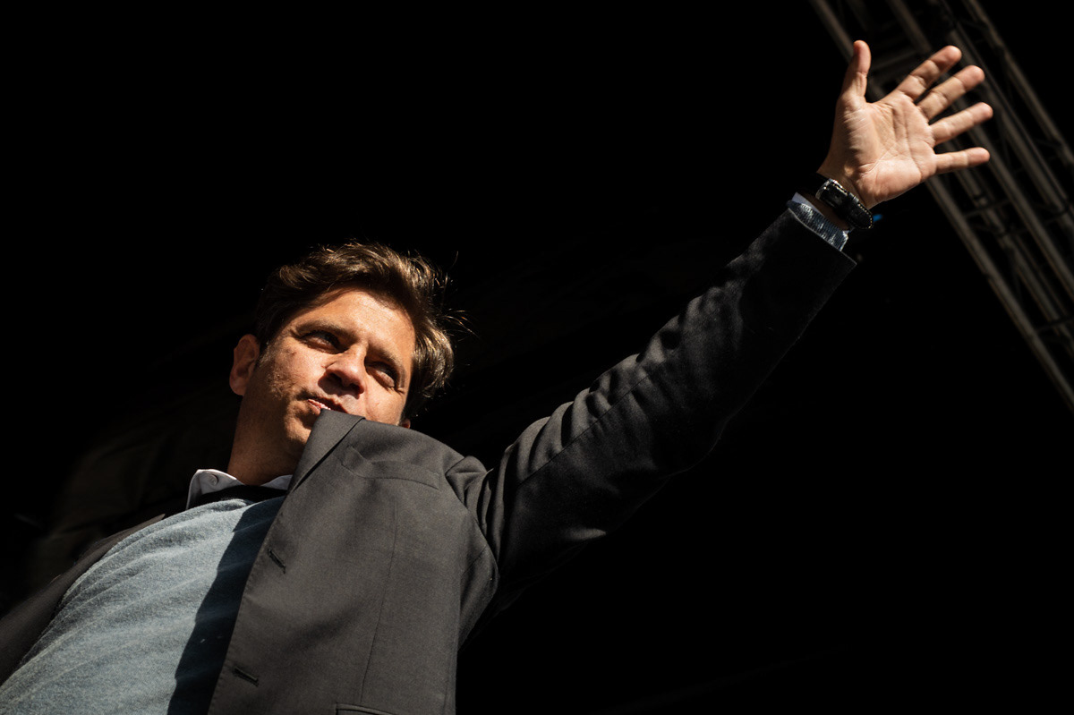 El gobernador de la Provincia de Buenos Aires, Axel Kicillof, saluda hacia la Plaza de Mayo desde el escenario, en el Día de la Lealtad Peronista, en CABA, Argentina, el 17 de octubre de 2022. FOTO/Igor Wagner