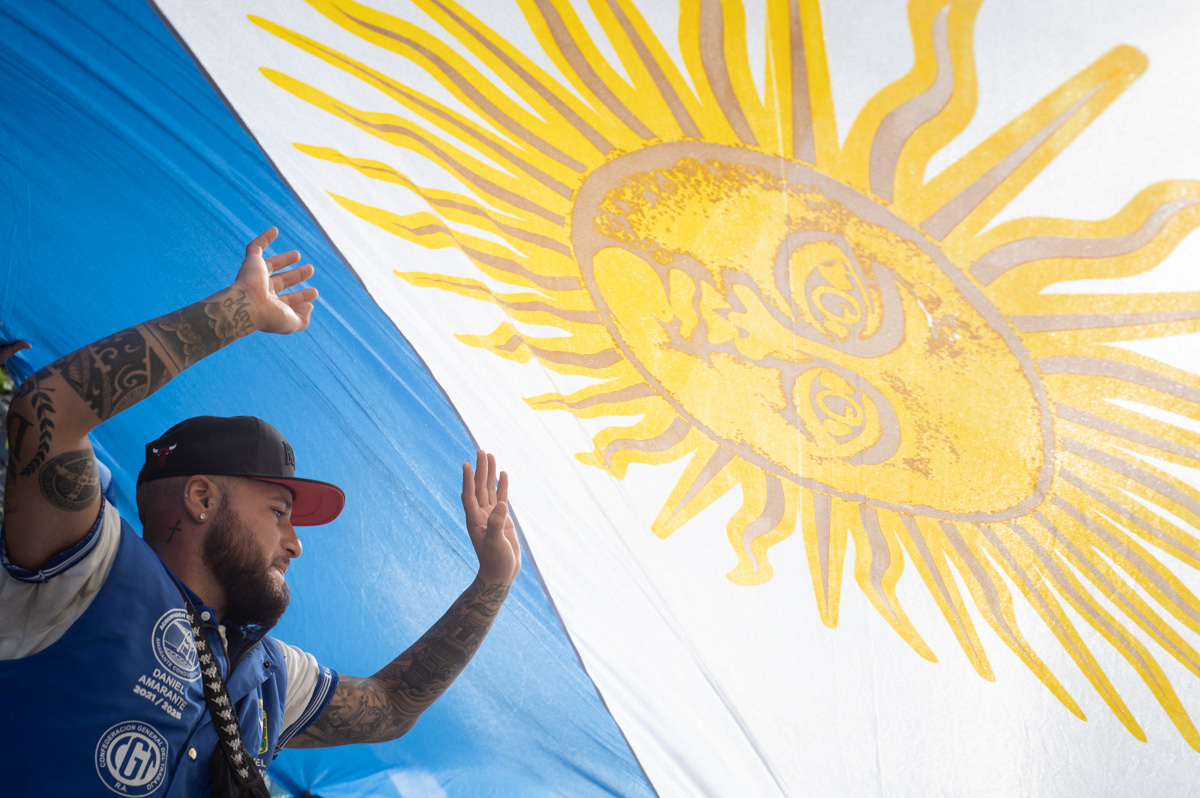 Un grupo de trabajadores portuarios reclama frente al ministerio de Economía la reapertura y normalización de la terminal 5 del puerto de Buenos Aires, en CABA, Argentina, el 13 de abril de 2022. FOTO/Igor Wagner