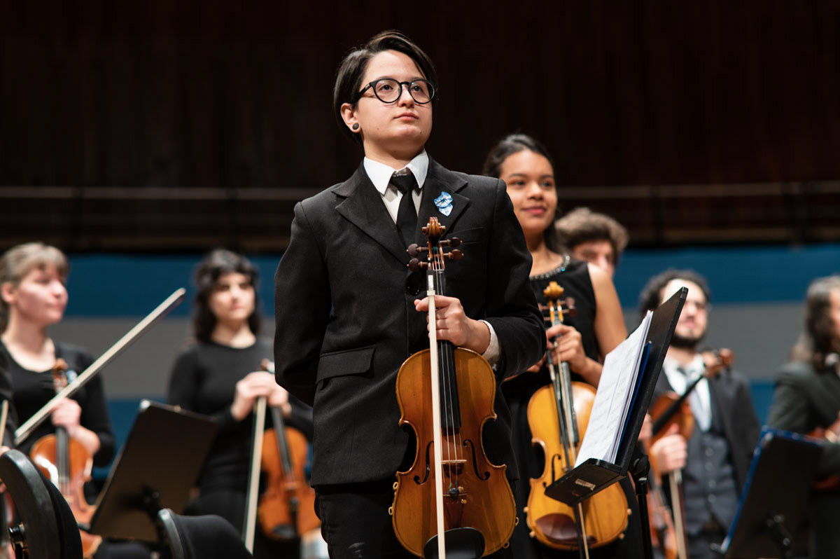Músicos de la Sinfónica Juvenil Nacional José de San Martin tocan en vivo piezas nacionales en homenaje al Día de la Patria, en el Auditorio Nacional del Centro Cultural Kirchner (CCK), CABA, Argentina, el 25 de mayo de 2022. FOTO/Igor Wagner