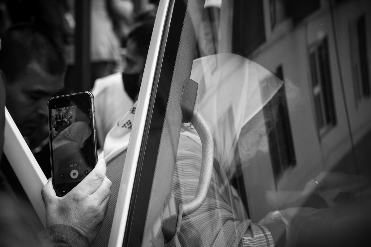 Hebe de Bonafini ingresa al vehículo de la asociación de Madres de Plaza de Mayo para dirigirse hacia la Plaza de Mayo en el marco del acto por el Día de la Memoria, en CABA, Argentina, el 24 de marzo de 2022. FOTO/Igor Wagner