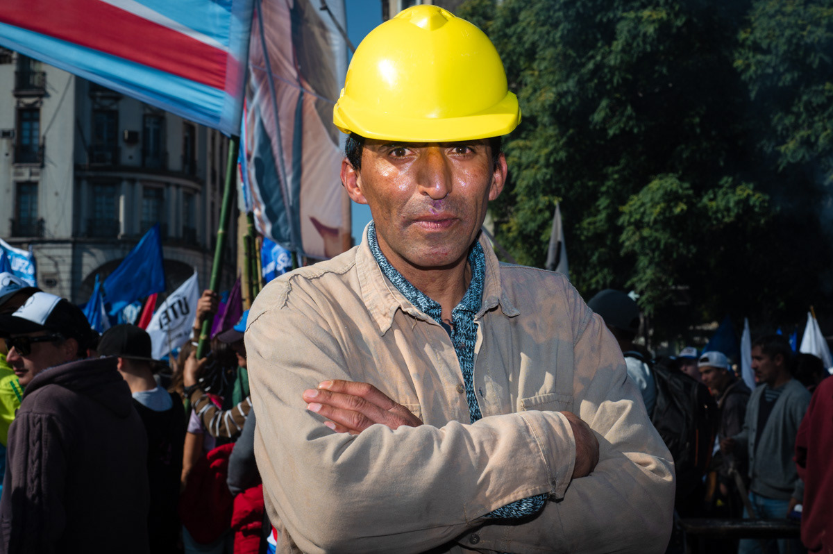 Trabajadores y trabajadoras de distintas organizaciones sindicales y políticas se congregan sobre la avenida 9 de Julio para conmemorar el día internacional de los trabajadores, en CABA, Argentina, el 1ero de mayo de 2022. FOTO/Igor Wagner