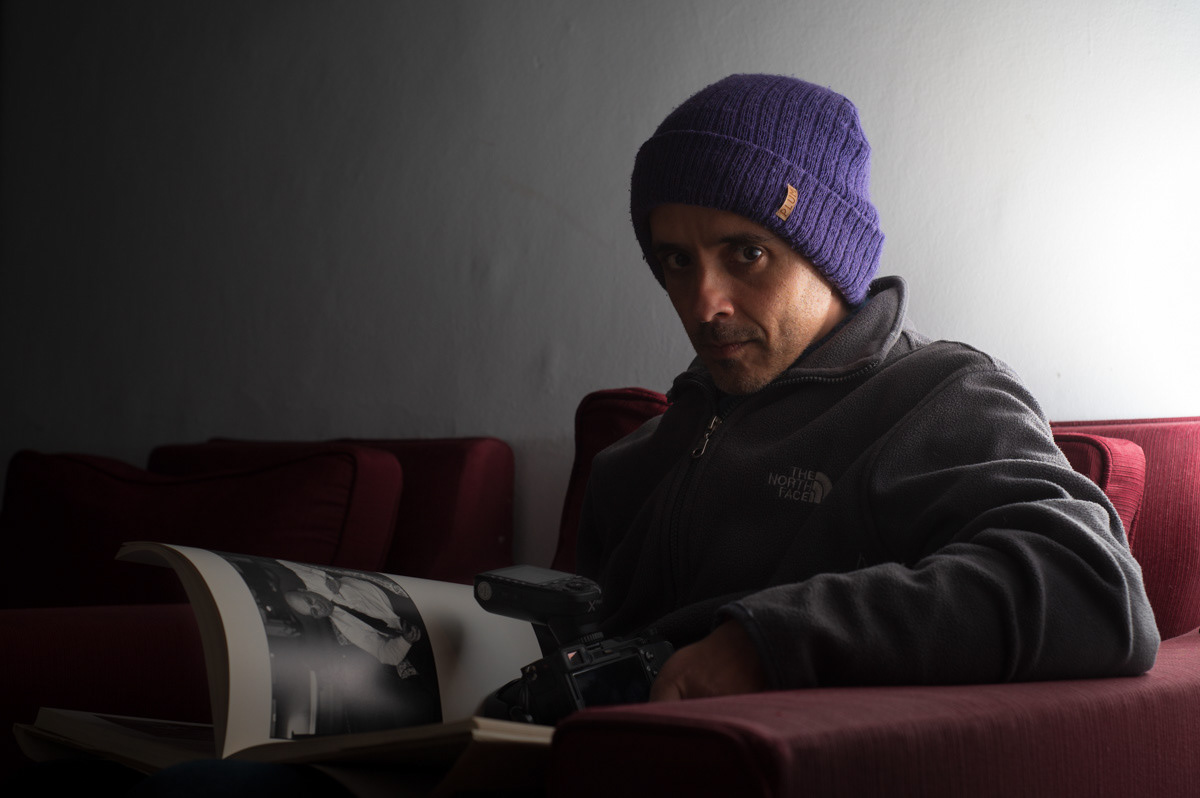 Federico Holc, estudiante de fotoperiodismo en AGRA Escuela (Asociación de Reporteros Gráficos de la República Argentina) lee un libro de fotografía en el espacio de lectura de la institución, ARGRA, CABA, Argentina, el 29 de agosto de 2022. FOTO/Igor Wagner