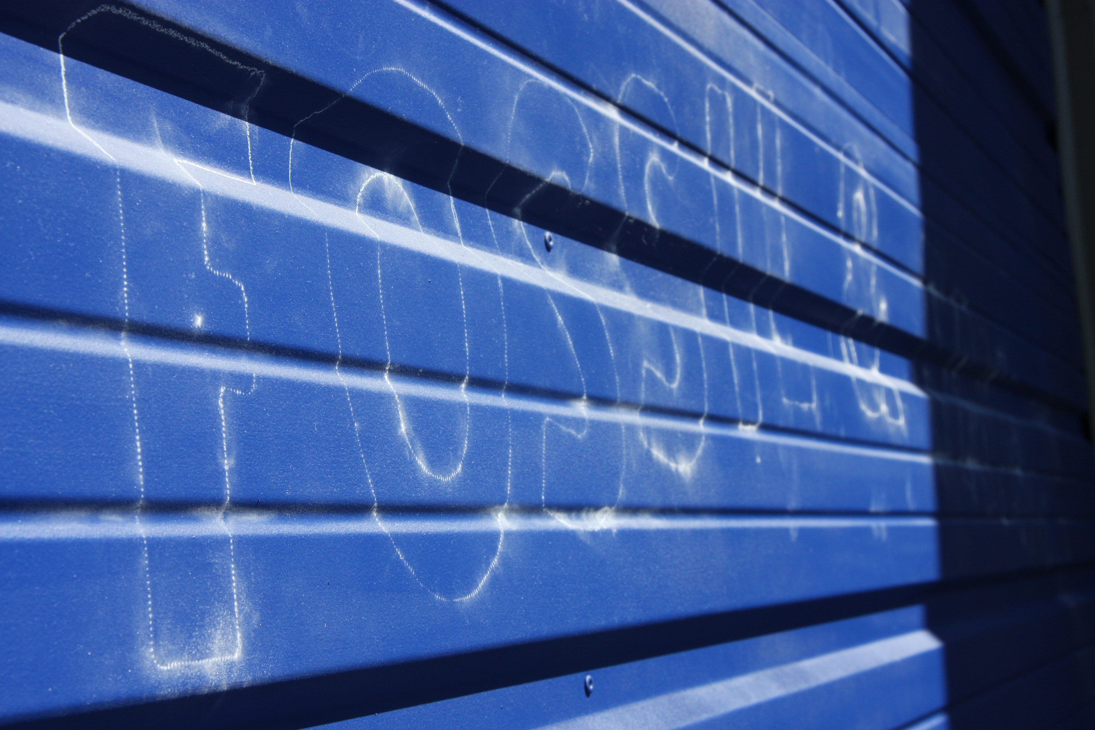 No Clos Radio Painted Logo Pounce Detail