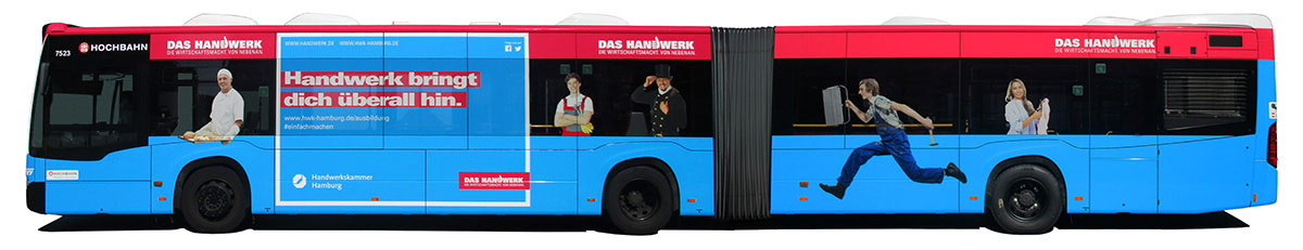 Gelenkbus mit Werbung für das Handwerk (linke Seite)