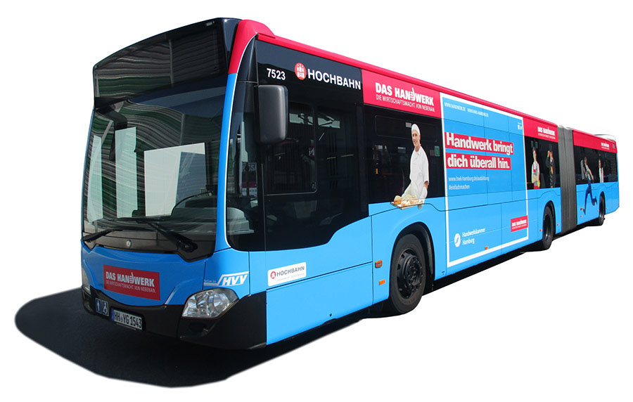 Gelenkbus mit Werbung der Handwerkskammer Hamburg