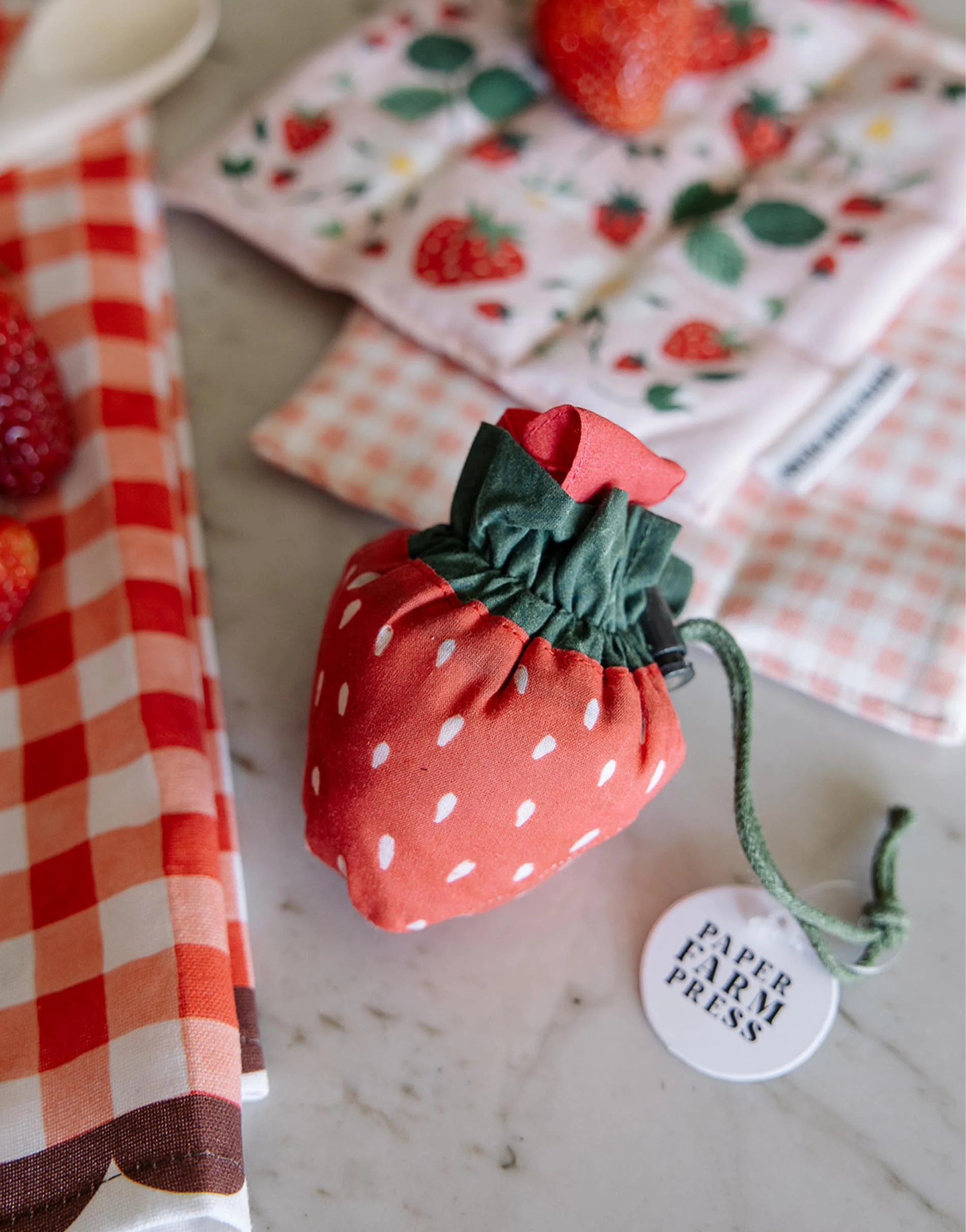 STRAWBERRY FOLDABLE MARKET TOTE