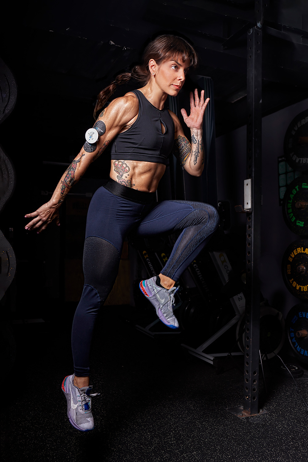 Sesión fotográfica deportiva con Paola Carballeda para Hidow International en Panamá, diseñada para capturar la energía y dinamismo en campañas de marketing deportivo.
