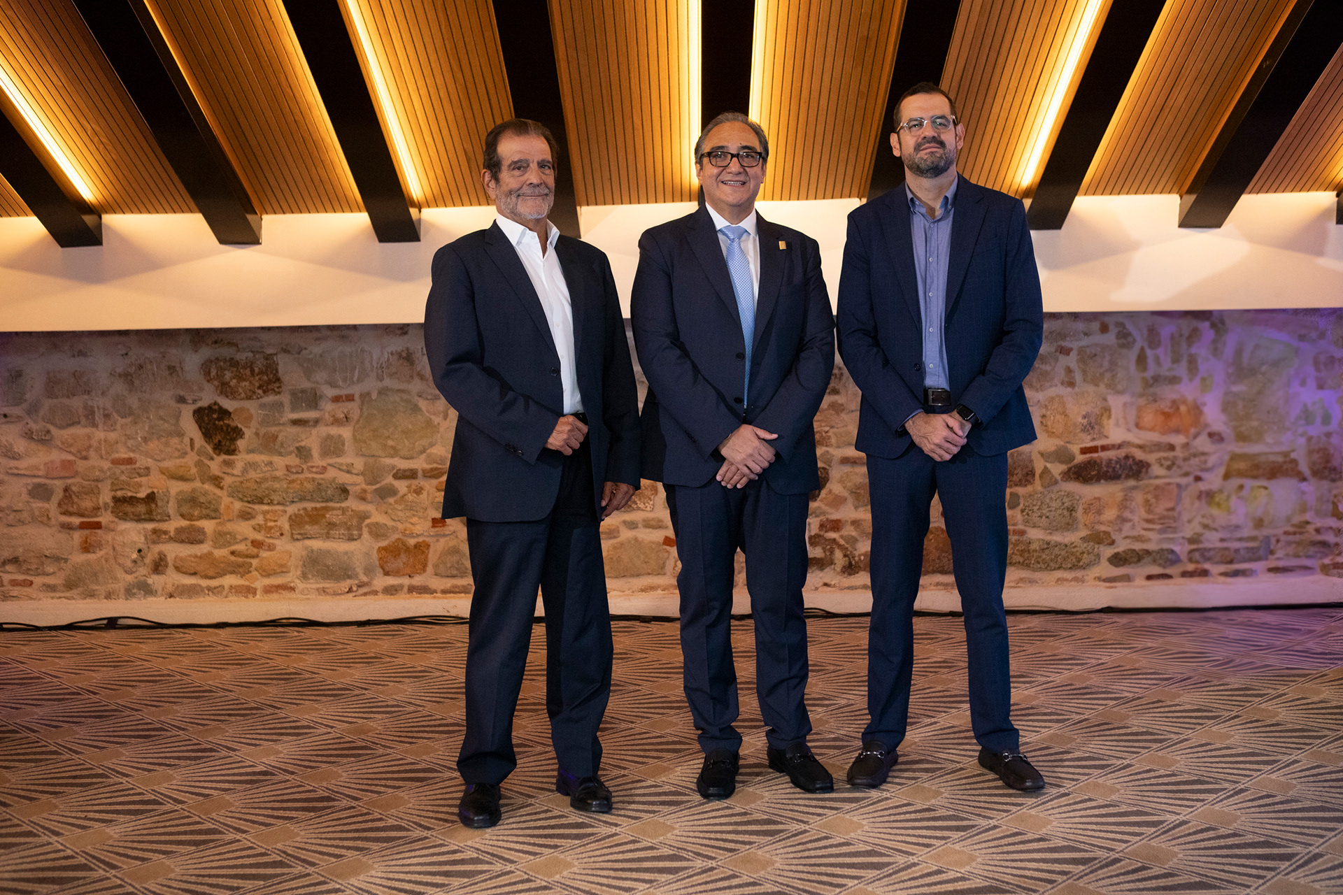 Imágenes del coctél de Alutech celebrando la emisión exitosa de su bono rotativo. Captura profesional para memorias empresariales, prensa y comunicación interna.