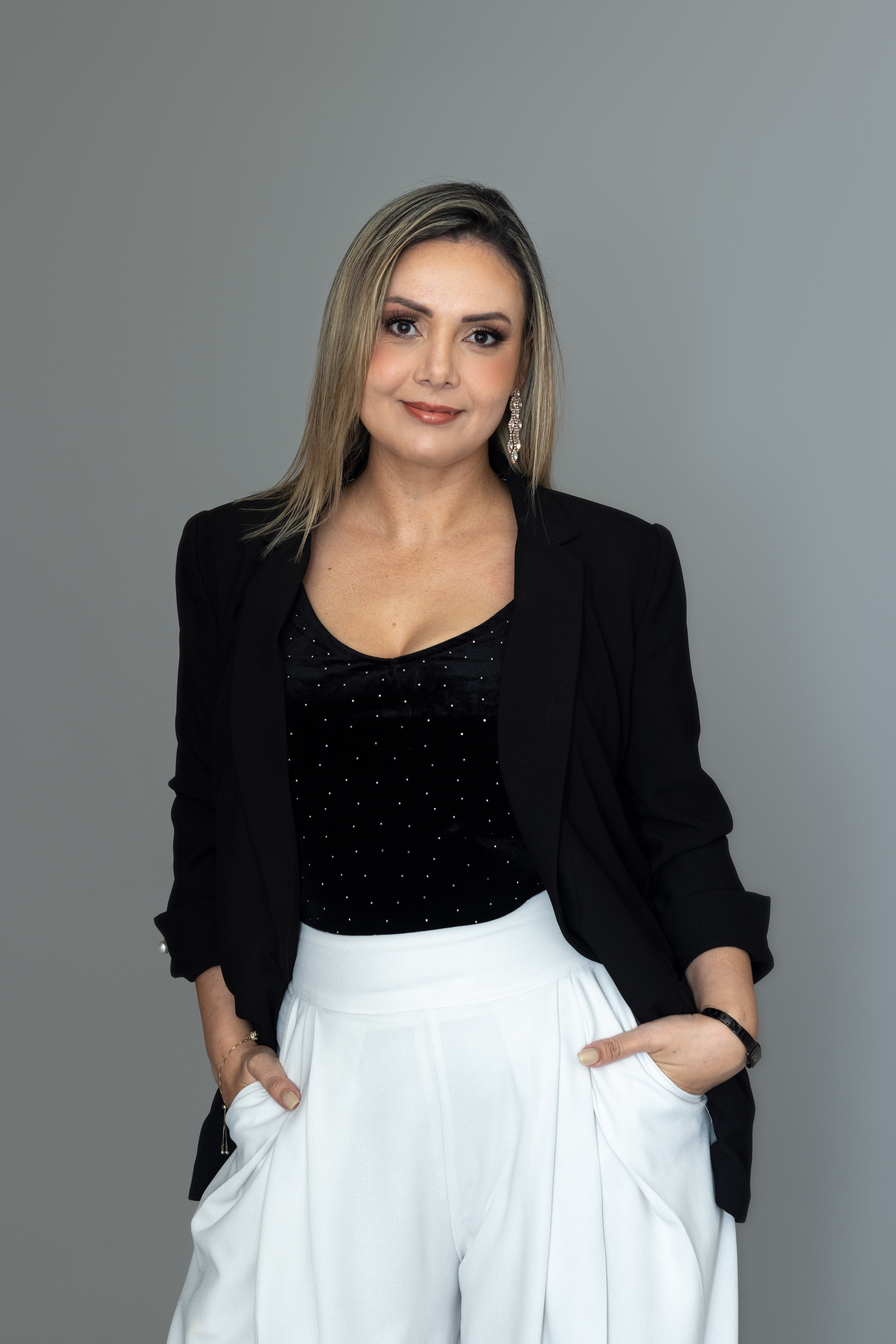 Monica Echeverri, CEO de ECA. Poder, elegancia y visión estratégica con estilo.
