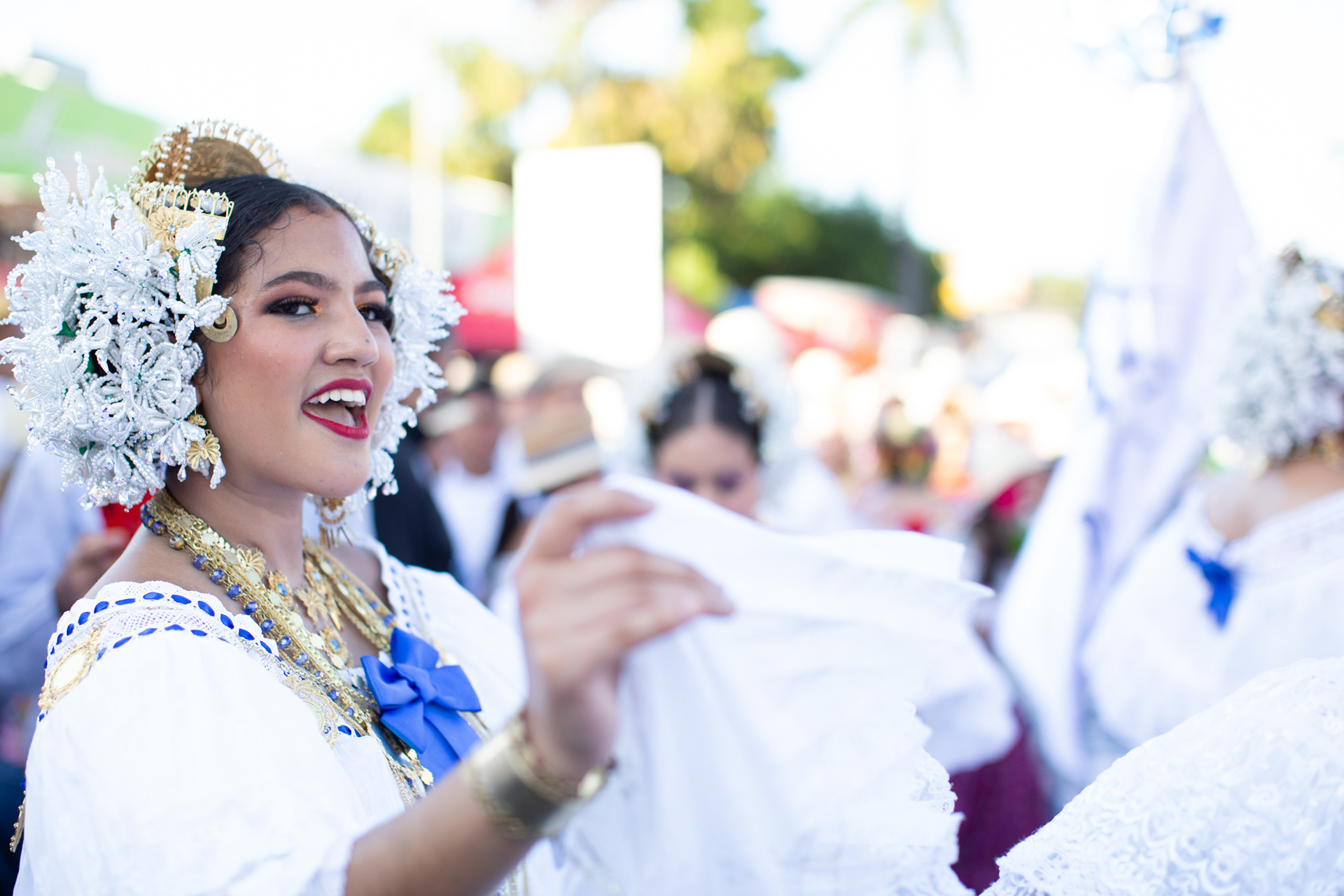 Presencia de Global Bank en el Desfile de las Mil Polleras 2024. Una fusión entre identidad nacional y compromiso institucional, capturada con mirada profesional y sensibilidad cultural.