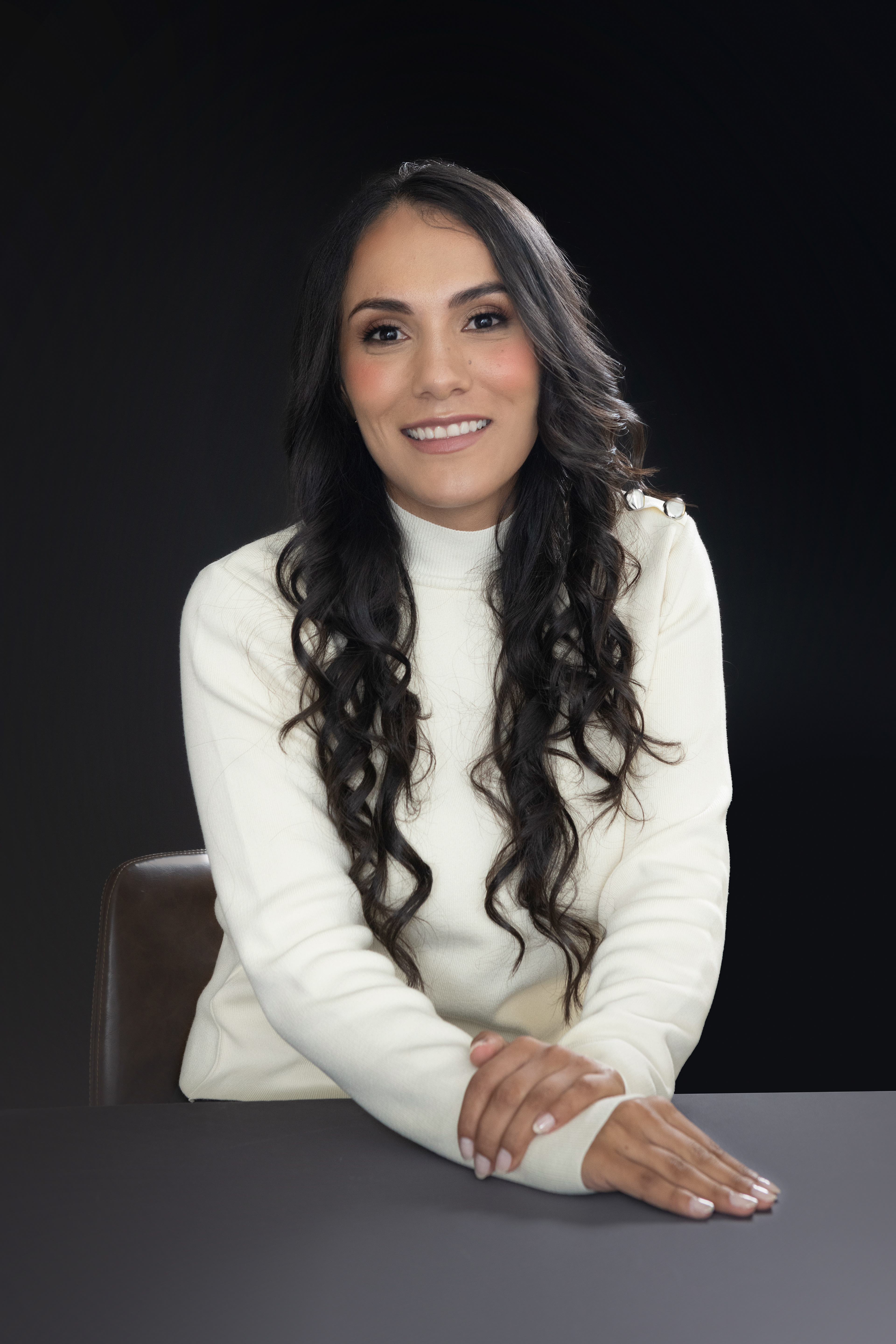 Retratos profesionales de Jessica, especialista en finanzas, realizados para mejorar su presencia online y fortalecer su marca personal en redes sociales y LinkedIn.