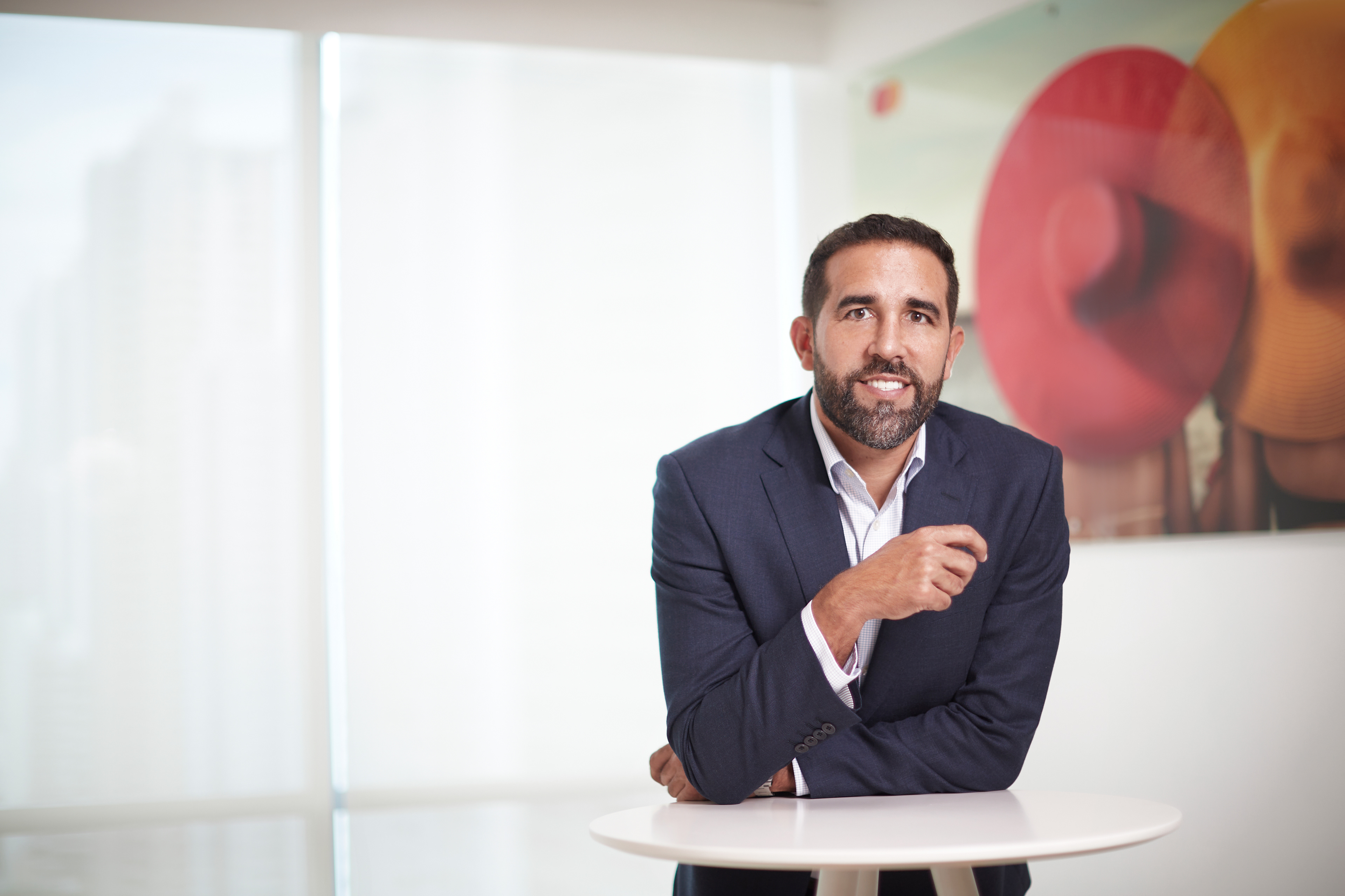 Retratos corporativos de Germán Rosón, Country Manager de Mastercard en Panamá. Imágenes que reflejan profesionalismo, liderazgo y presencia ejecutiva.