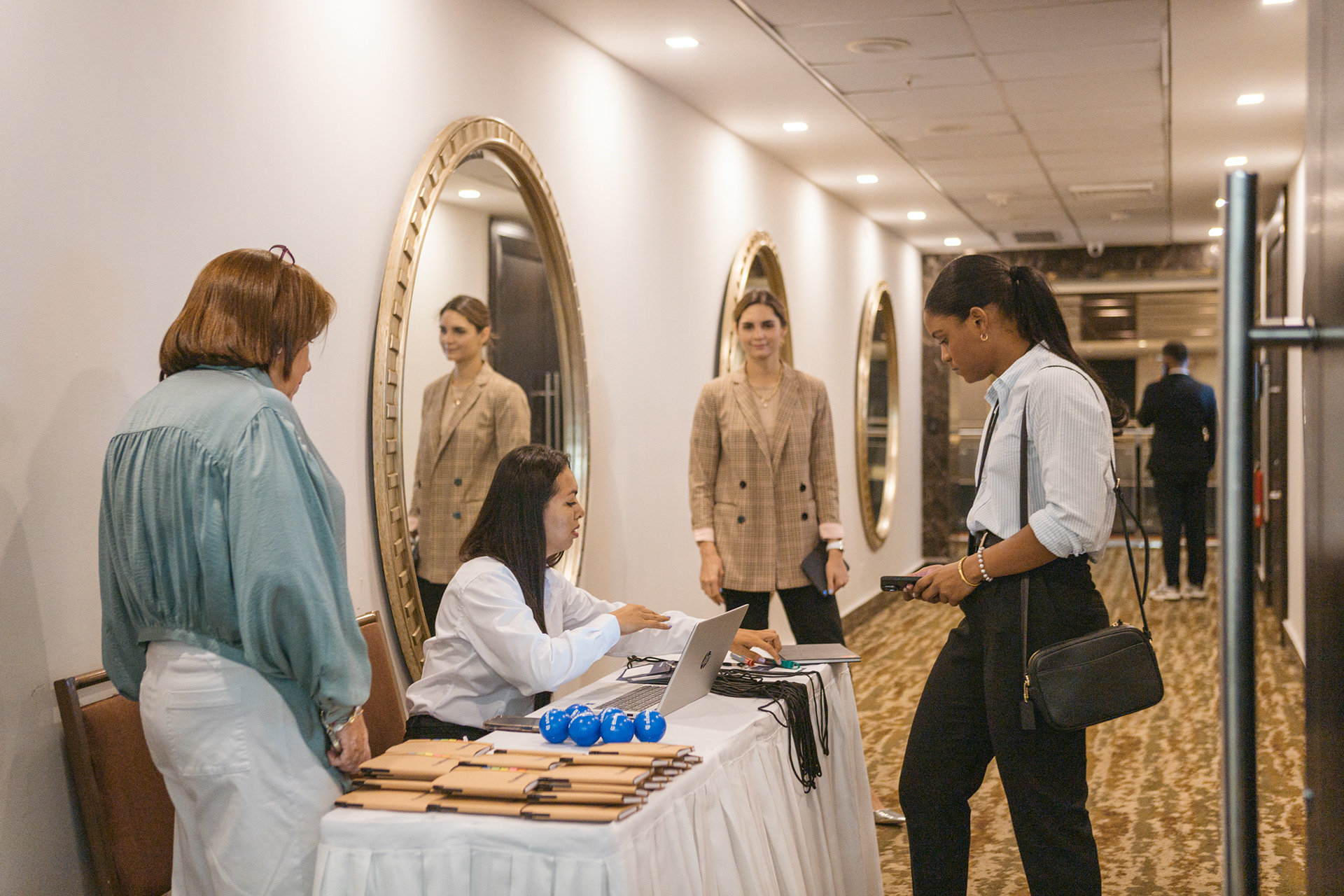 AI Powered Banking: una experiencia de innovación financiera organizada por Stefanini Group y Cobis Topaz en Panamá. Fotografía profesional que captura tecnología, networking y visión de futuro para la banca digital.