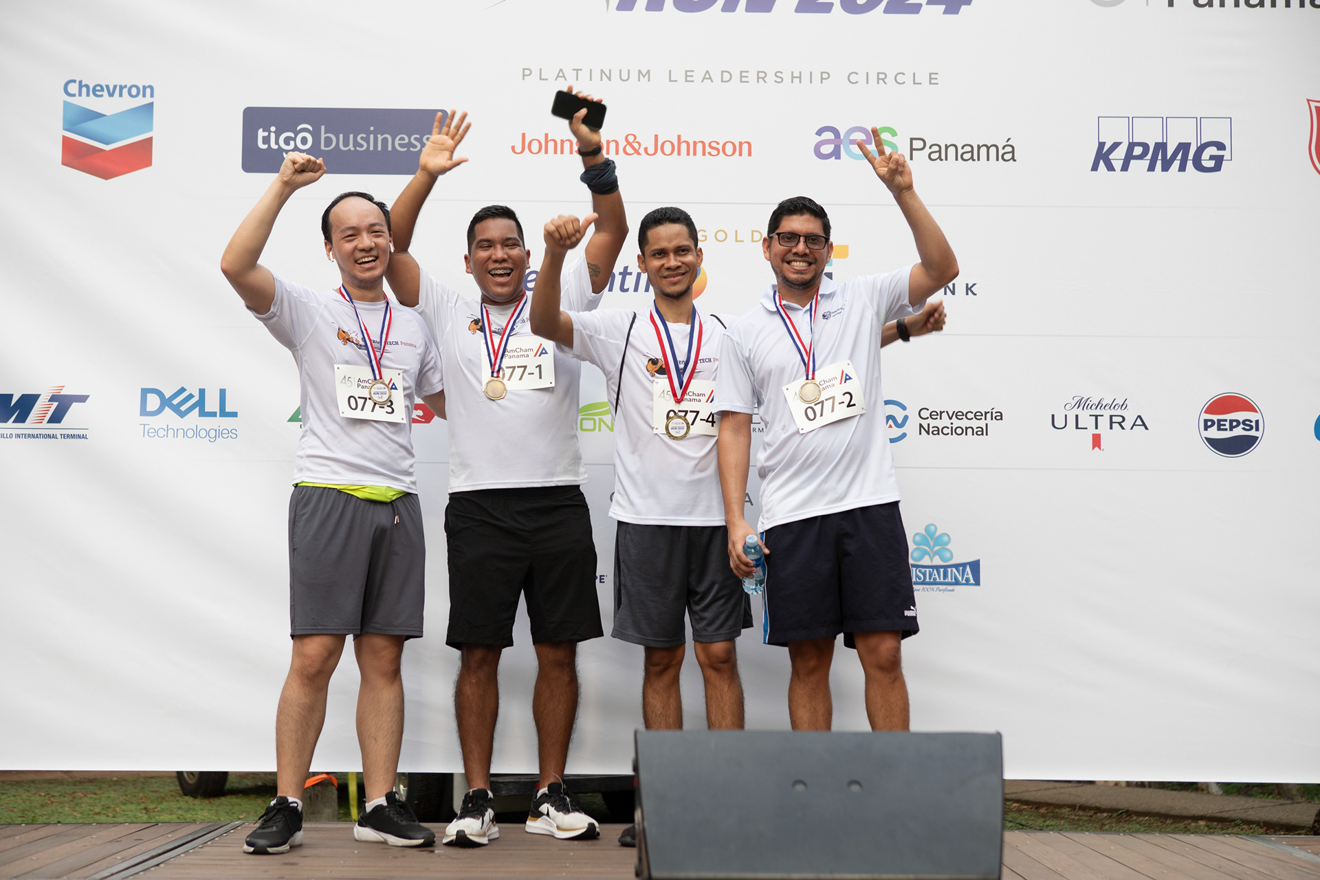 Instantáneas de la Carrera AmCham 2024 en Ciudad de Panamá: energía, comunidad y bienestar empresarial en cada paso. Ideal para reportes de RSE, redes sociales y memorias corporativas.