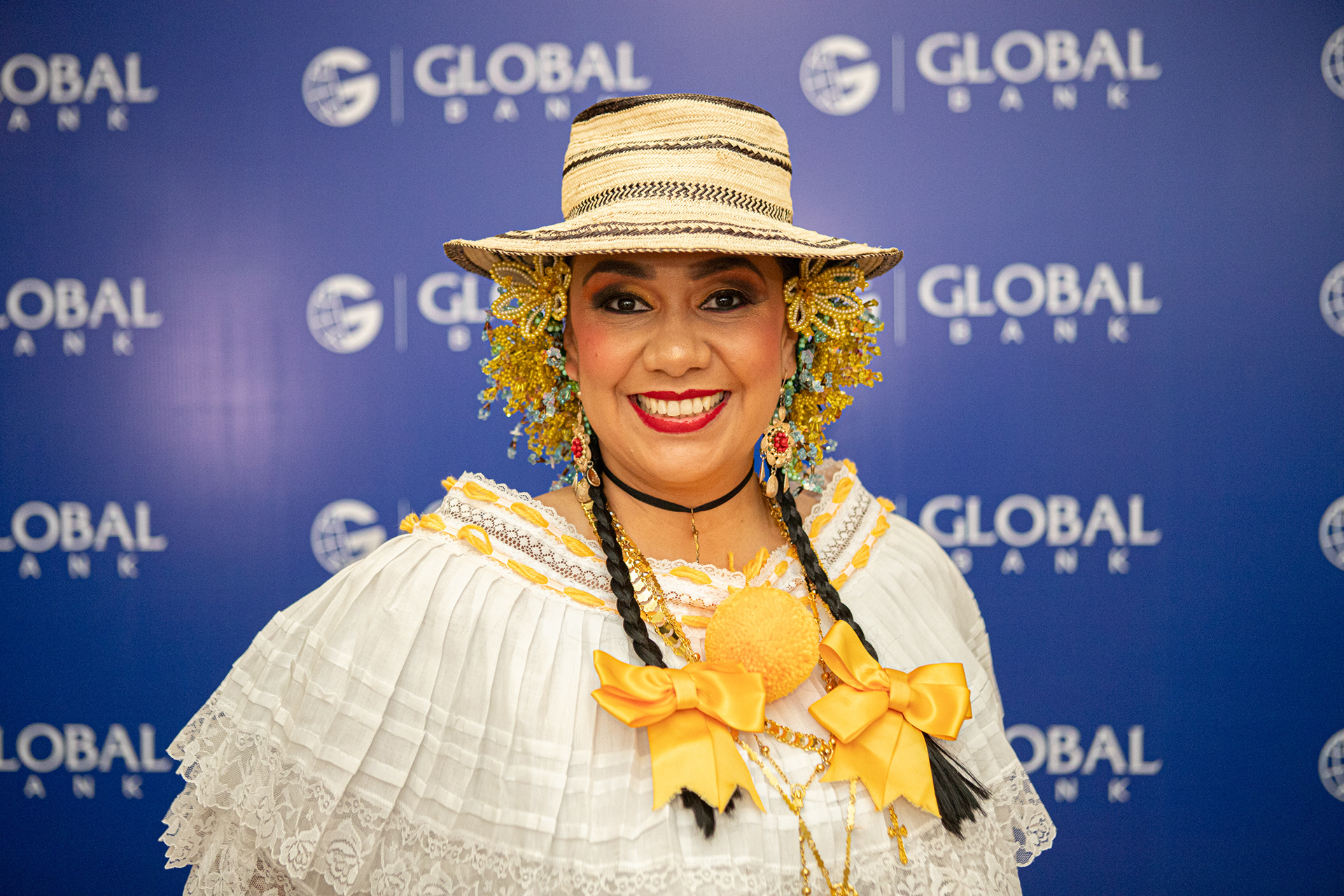 Presencia de Global Bank en el Desfile de las Mil Polleras 2024. Una fusión entre identidad nacional y compromiso institucional, capturada con mirada profesional y sensibilidad cultural.