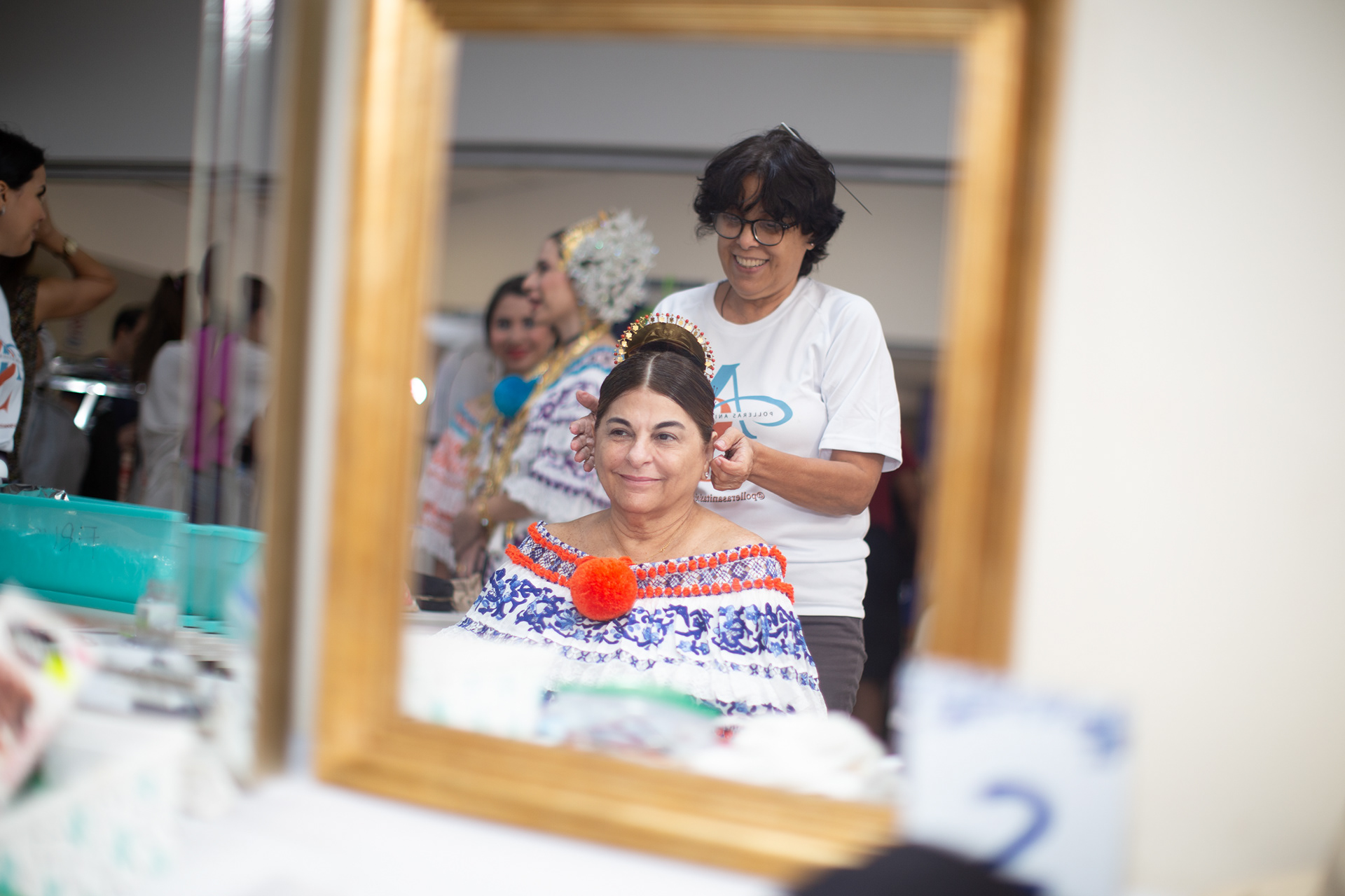 Presencia de Global Bank en el Desfile de las Mil Polleras 2024. Una fusión entre identidad nacional y compromiso institucional, capturada con mirada profesional y sensibilidad cultural.