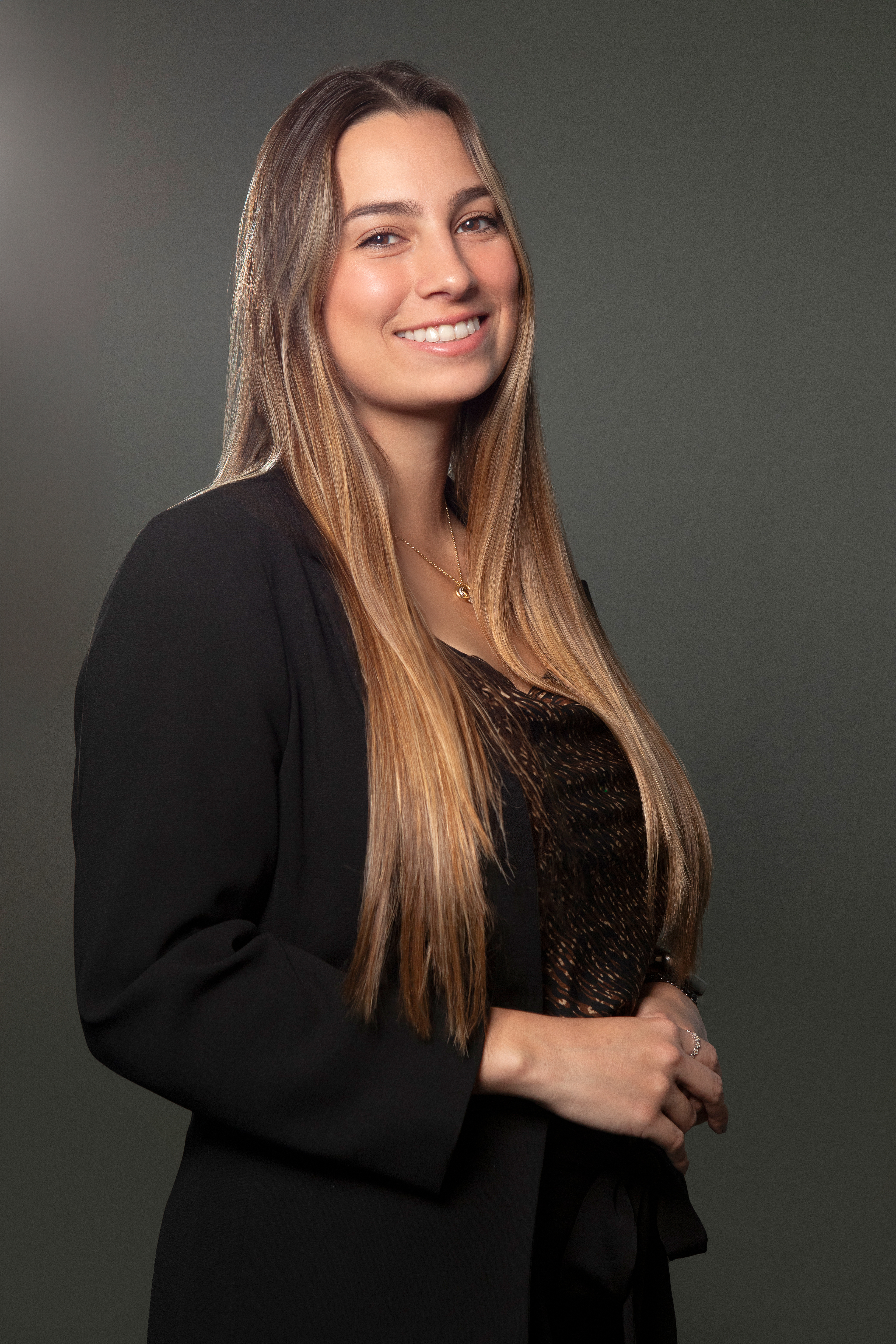 Retratos corporativos del equipo de Singular Securities en Panamá. Una sesión profesional que refleja unidad, experiencia y compromiso en el ámbito financiero.