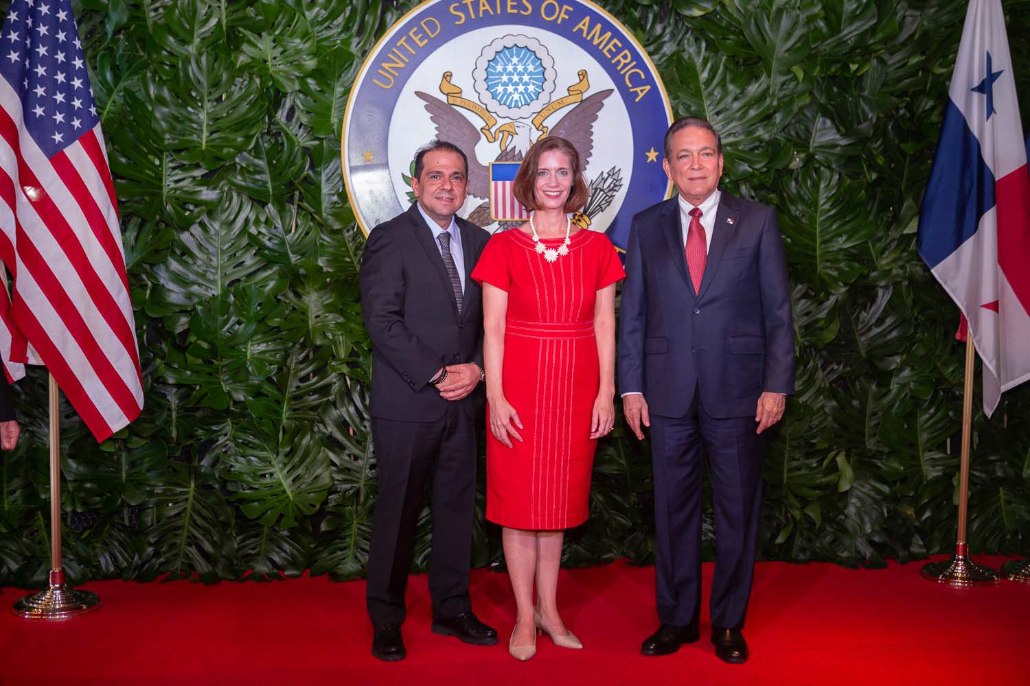 Cobertura del 4th of July organizada por la Embajada de EE.UU. en el Hotel Sheraton Panamá. Imágenes que reflejan el ambiente festivo, diplomático y protocolar del evento.