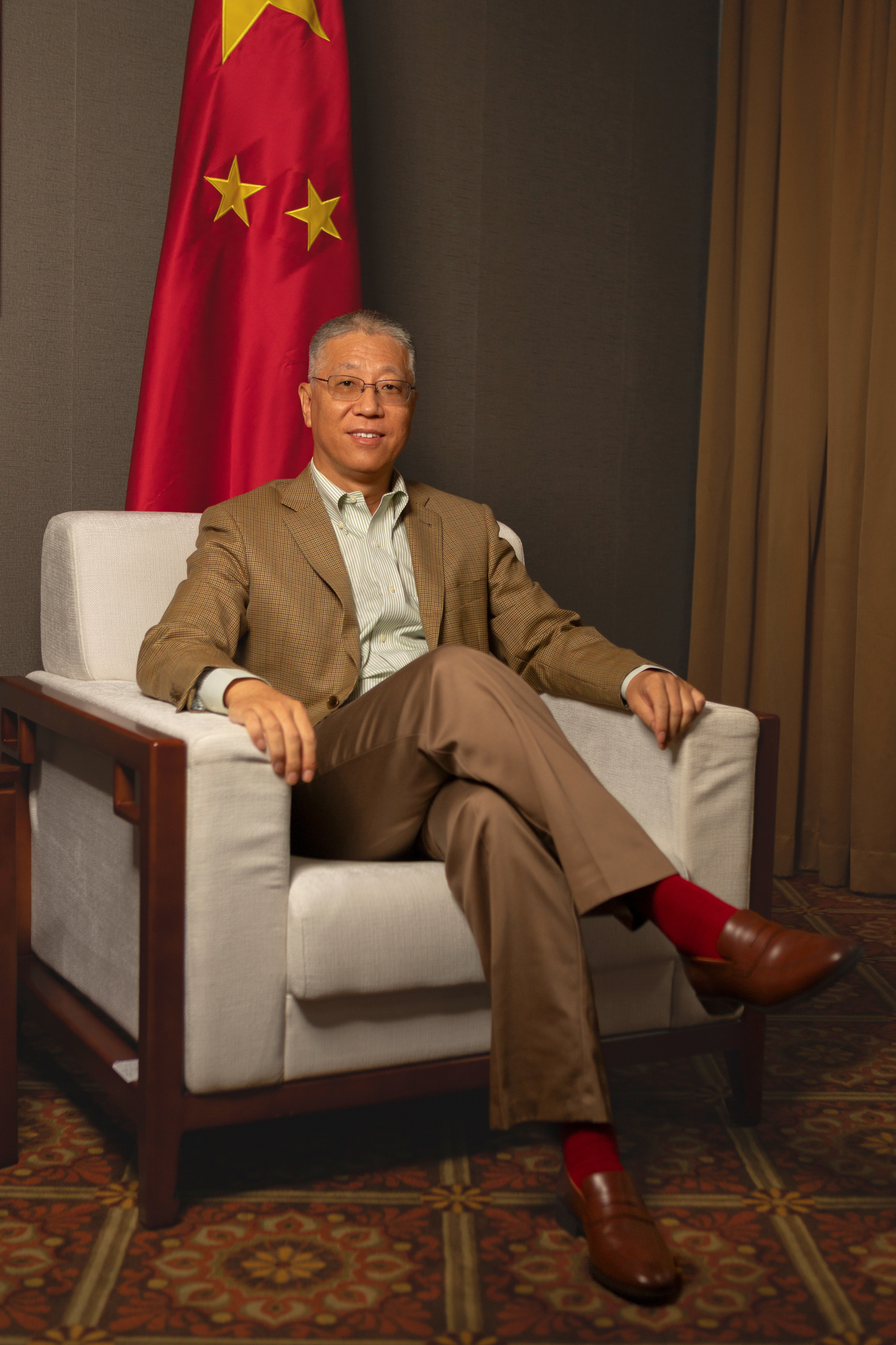 Retratos oficiales de Wei Quiang, Embajador de China en Panamá. Una sesión formal que resalta su autoridad, compromiso diplomático y presencia institucional.