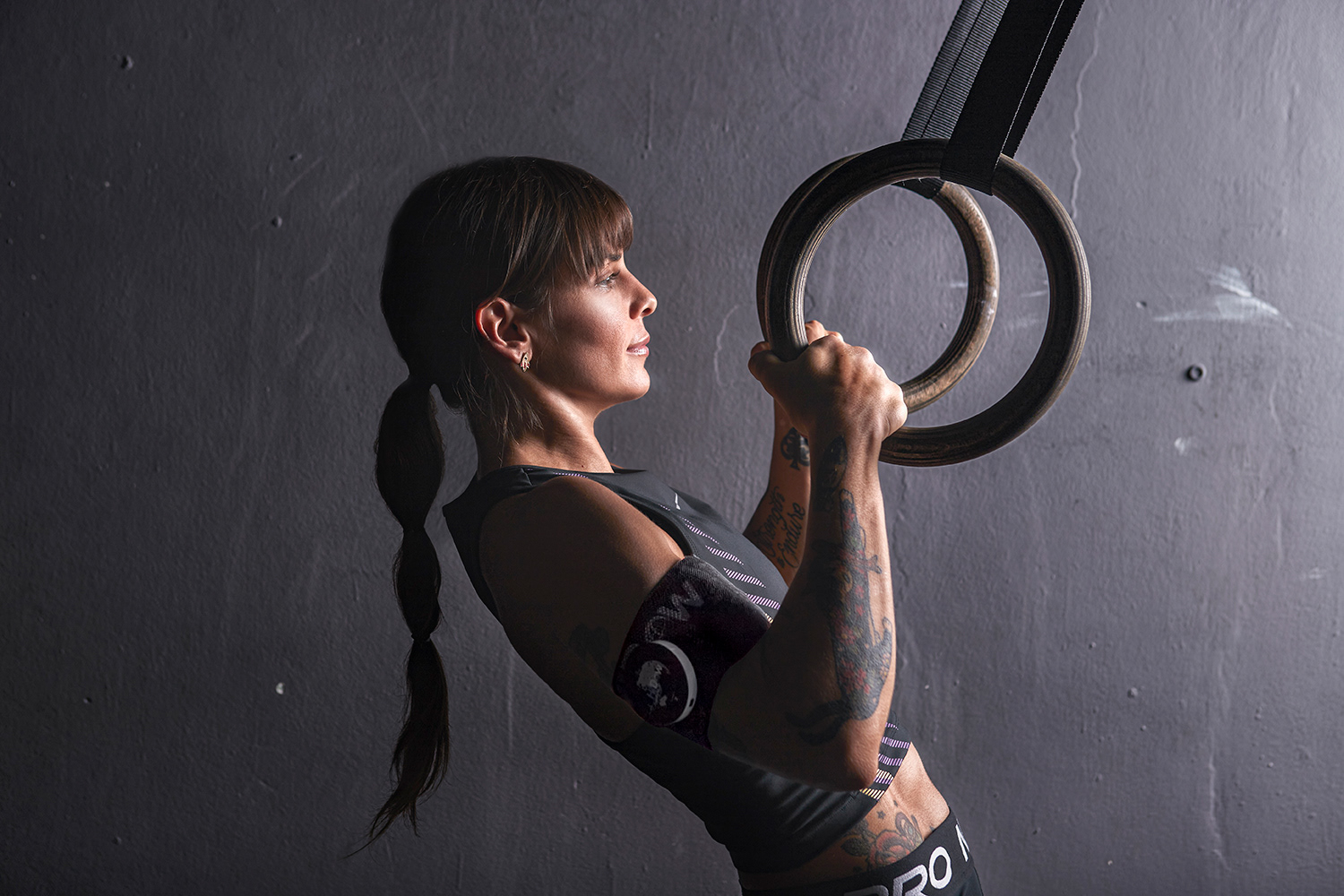 Sesión fotográfica deportiva con Paola Carballeda para Hidow International en Panamá, diseñada para capturar la energía y dinamismo en campañas de marketing deportivo.
