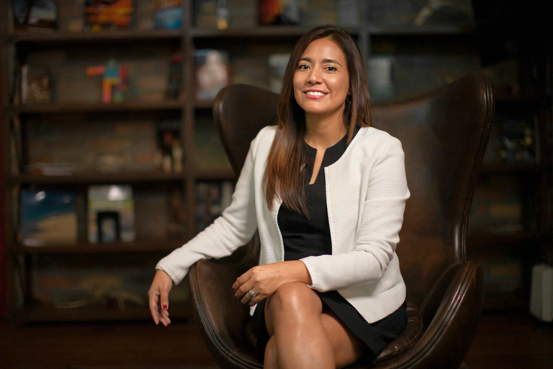 Retratos ejecutivos de Luisa Pino, Director de Account Management en Mastercard Panamá. Una sesión que destaca su profesionalismo y liderazgo en la gestión de cuentas clave.