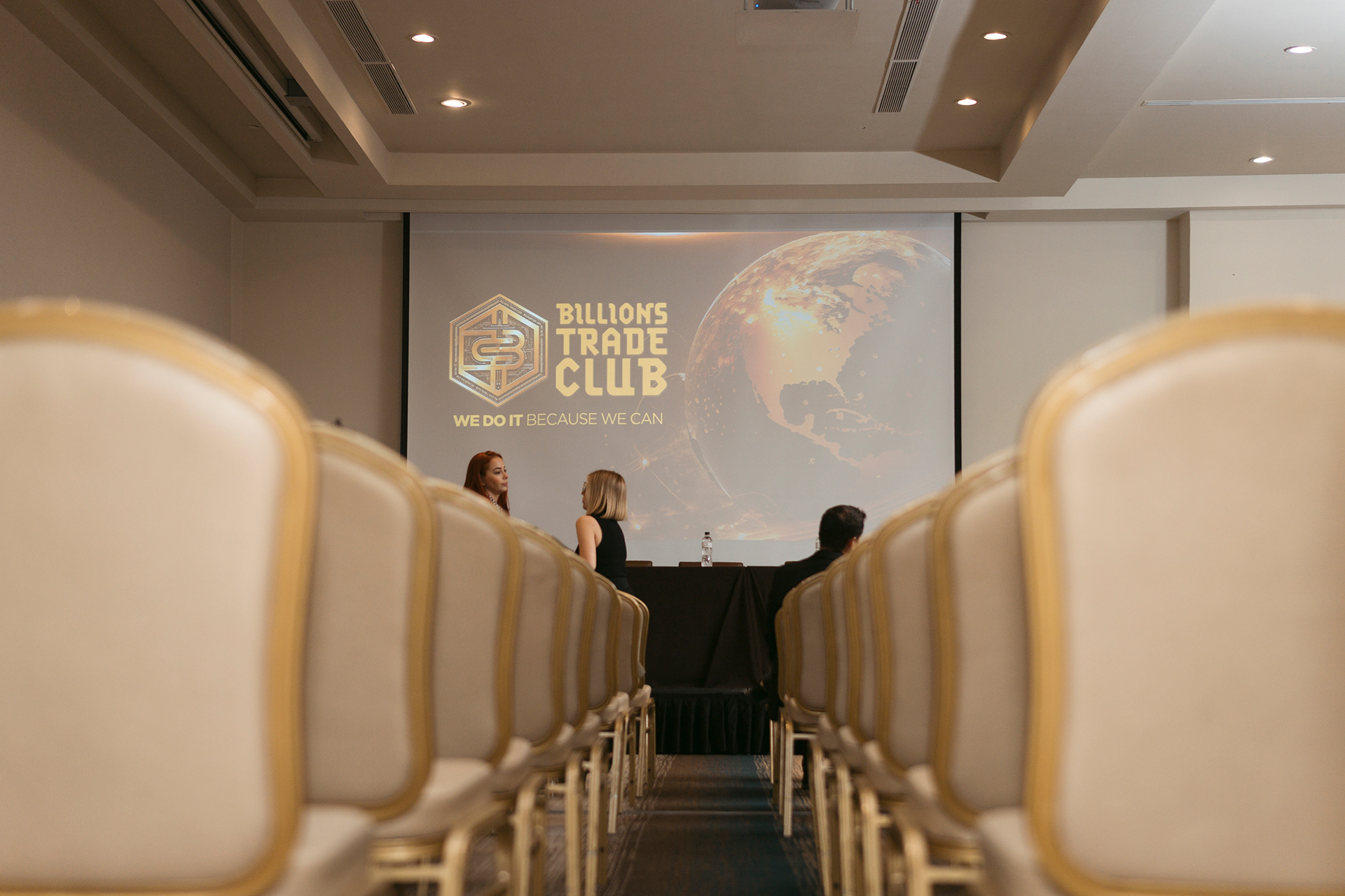 Reunión del Billions Trade Club en el Waldorf Astoria Panamá: un encuentro exclusivo de líderes, ideas y oportunidades. Fotografía profesional de lujo para memorias y comunicación de alto nivel.