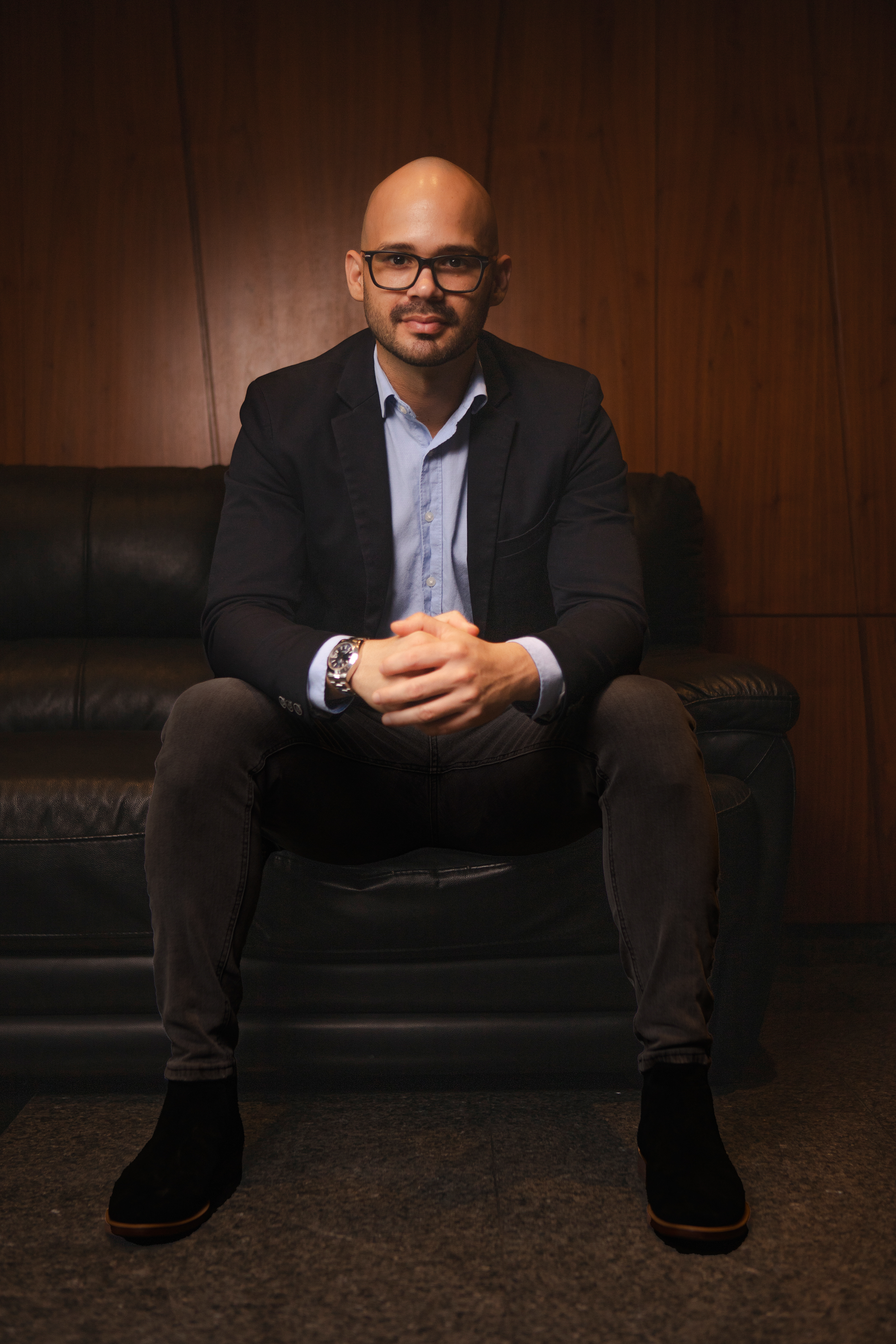 Retratos ejecutivos de Leonardo Torres, CEO de Green Brands & Marketing. Fotografías que reflejan liderazgo, enfoque estratégico e imagen profesional en la industria del marketing.