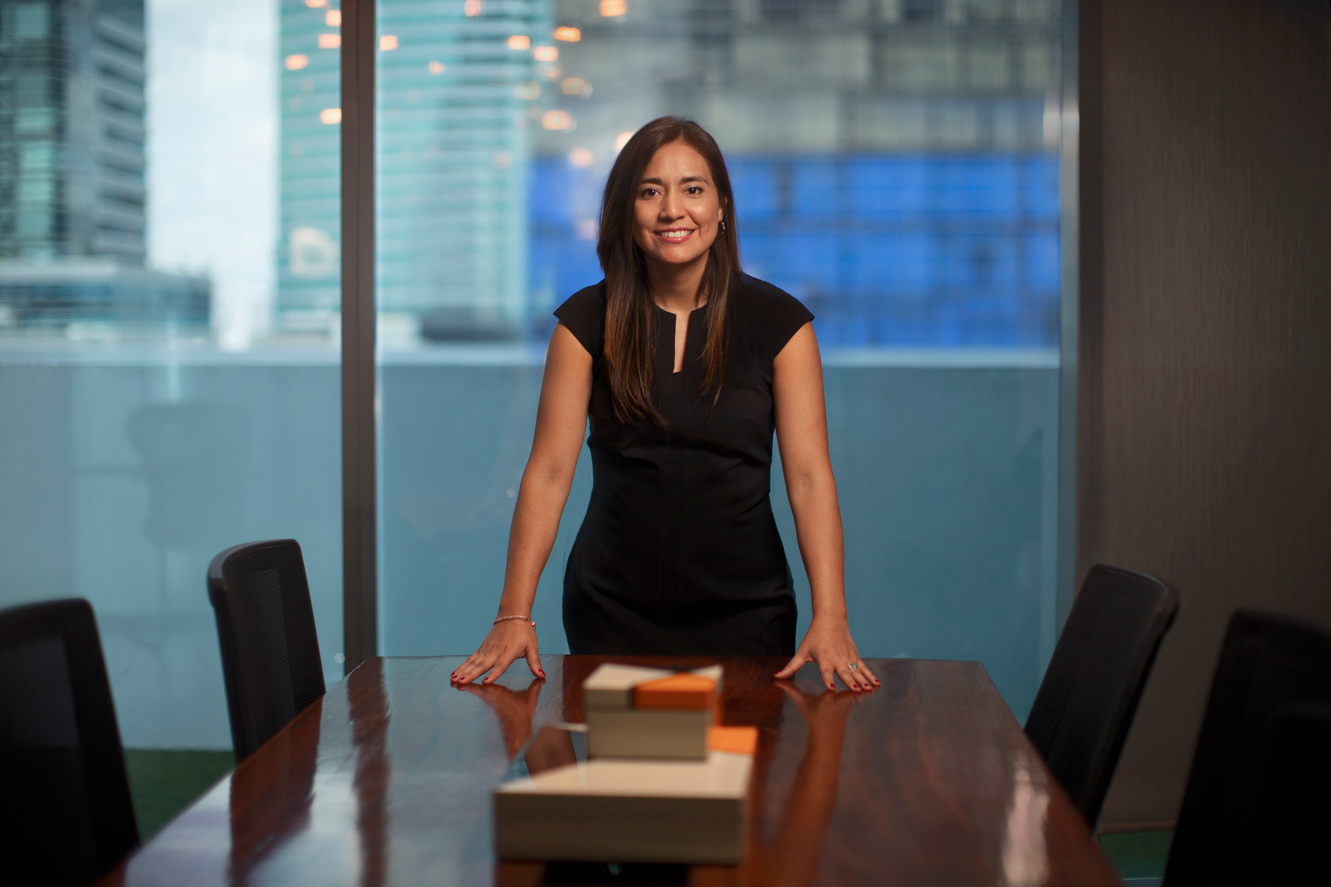 Retratos ejecutivos de Luisa Pino, Director de Account Management en Mastercard Panamá. Una sesión que destaca su profesionalismo y liderazgo en la gestión de cuentas clave.